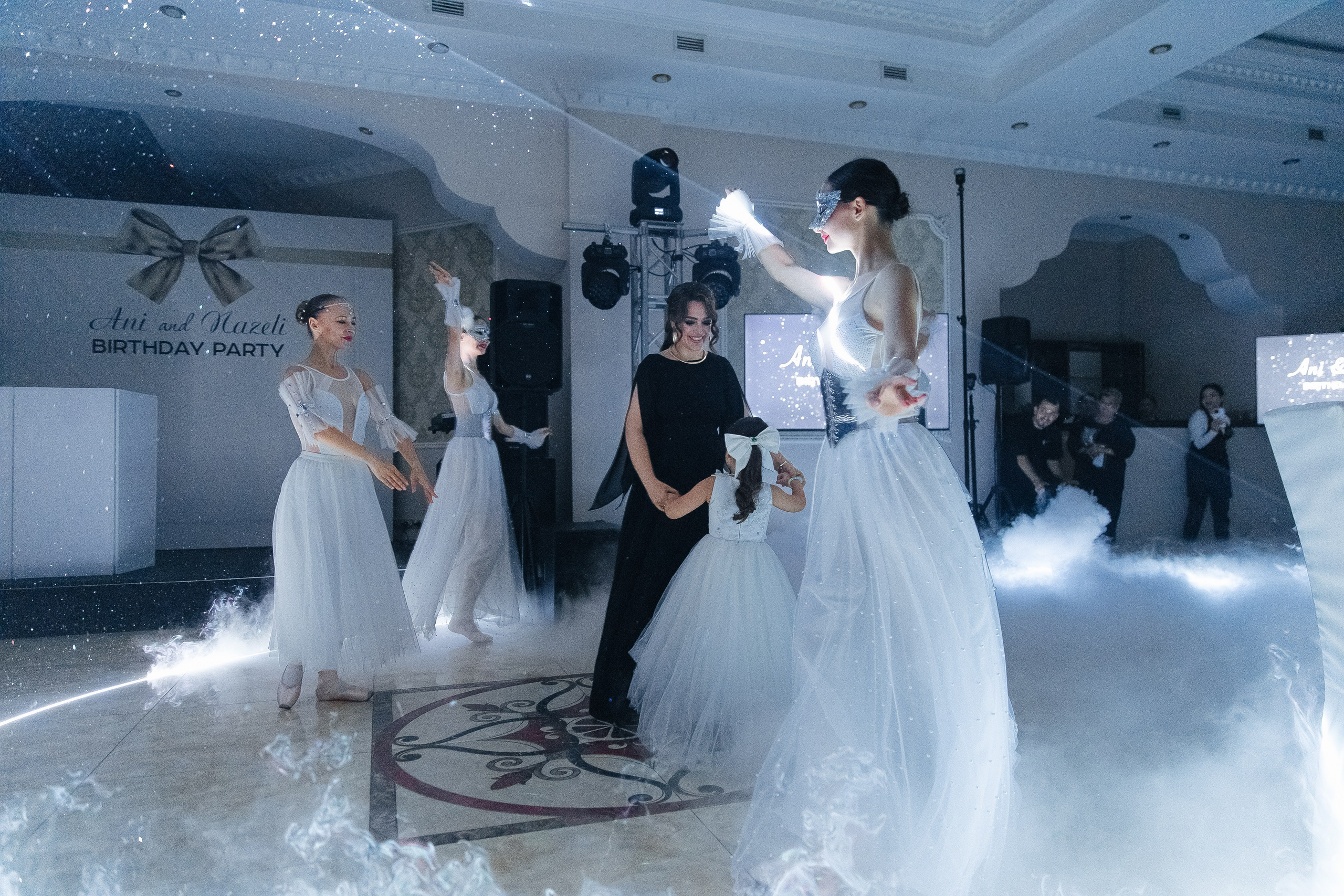 Ани и Назели. 35&5 День рождения, «Янтарь». Фотограф в Красноярске Надежда Воскресенская