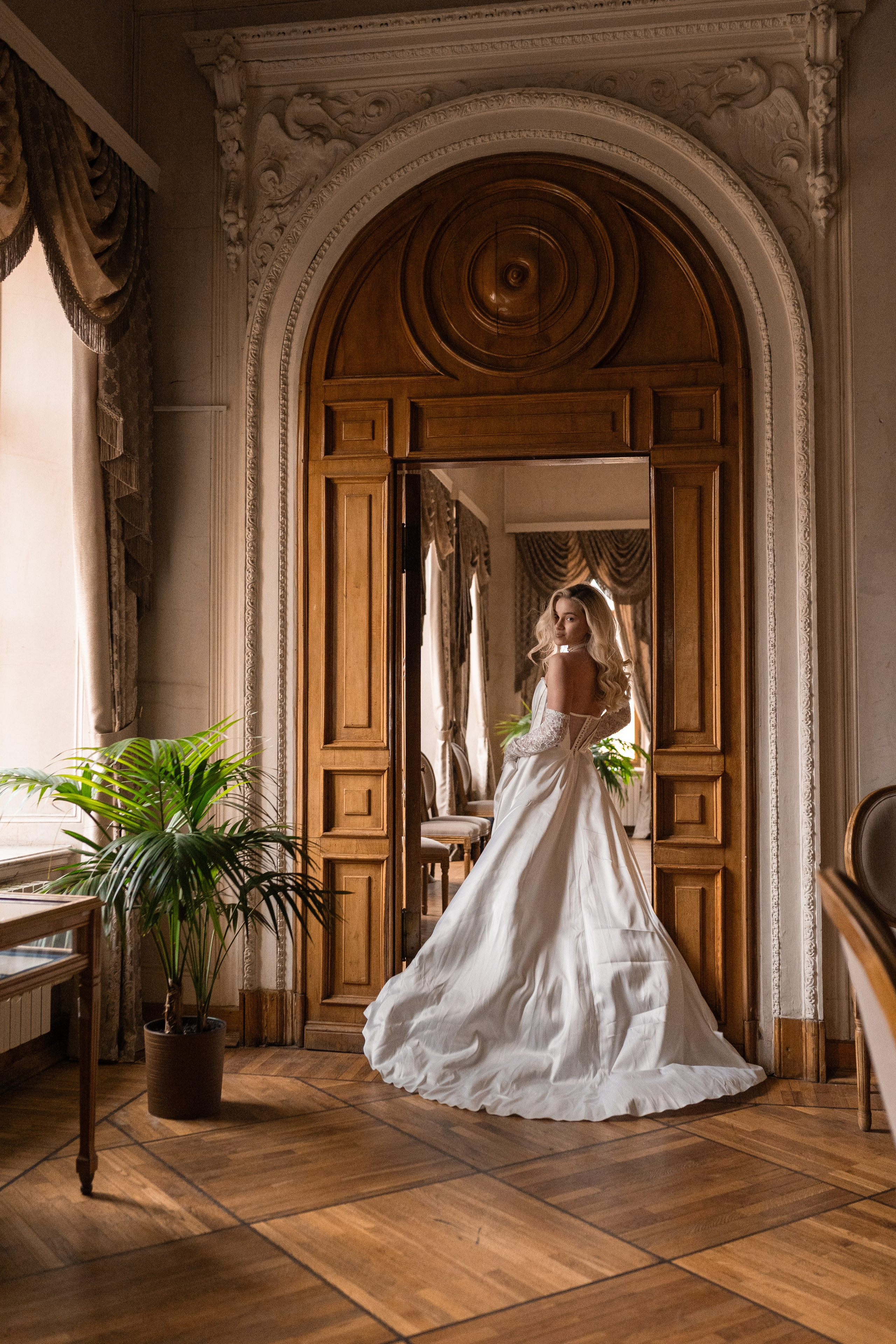 Свадебная фотосессия в Пушкинской библиотеке. Свадебный фотограф в Москве Анна Полушина