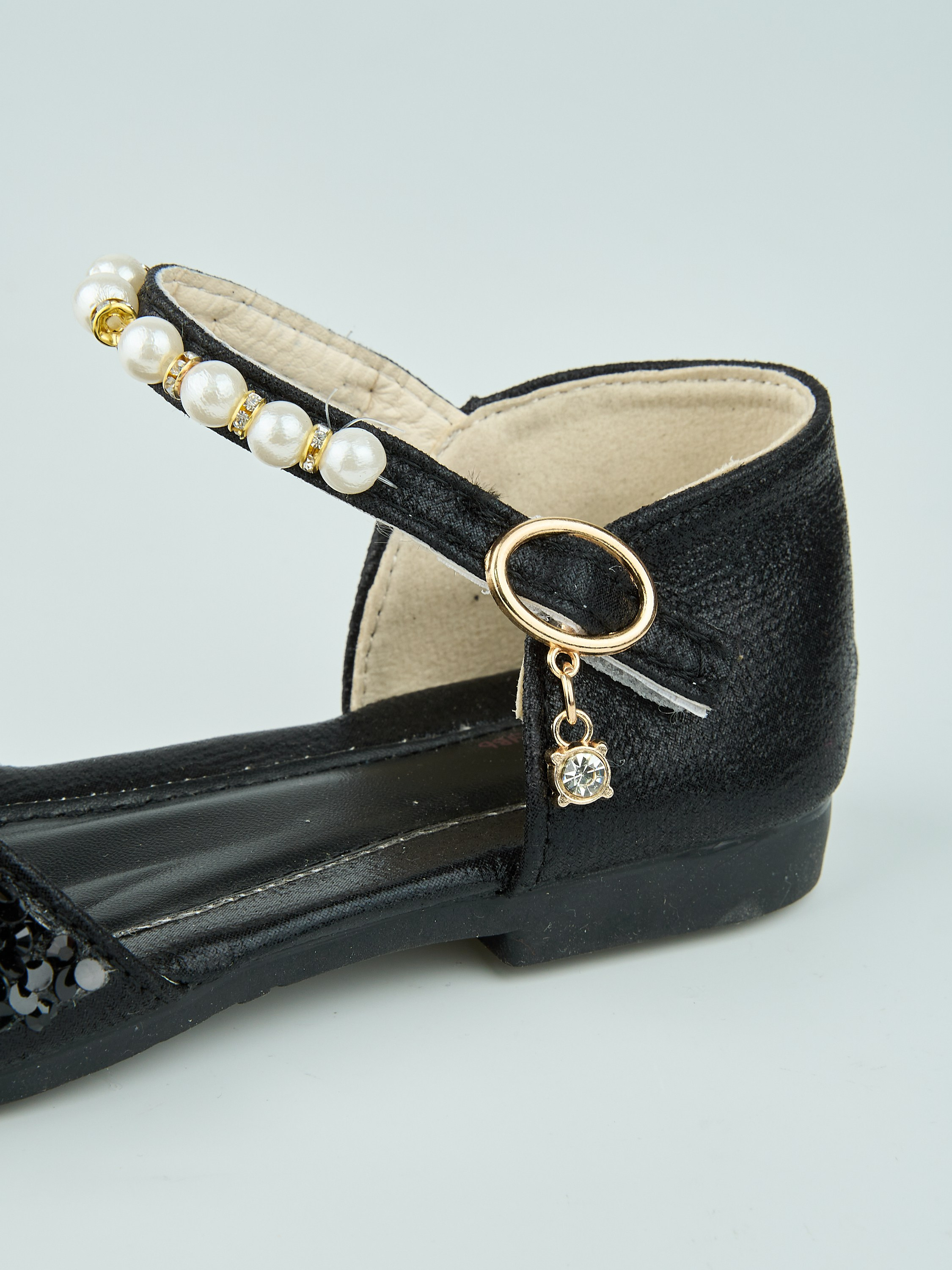 Каталожная фотосъёмка детских туфель для Wildberries