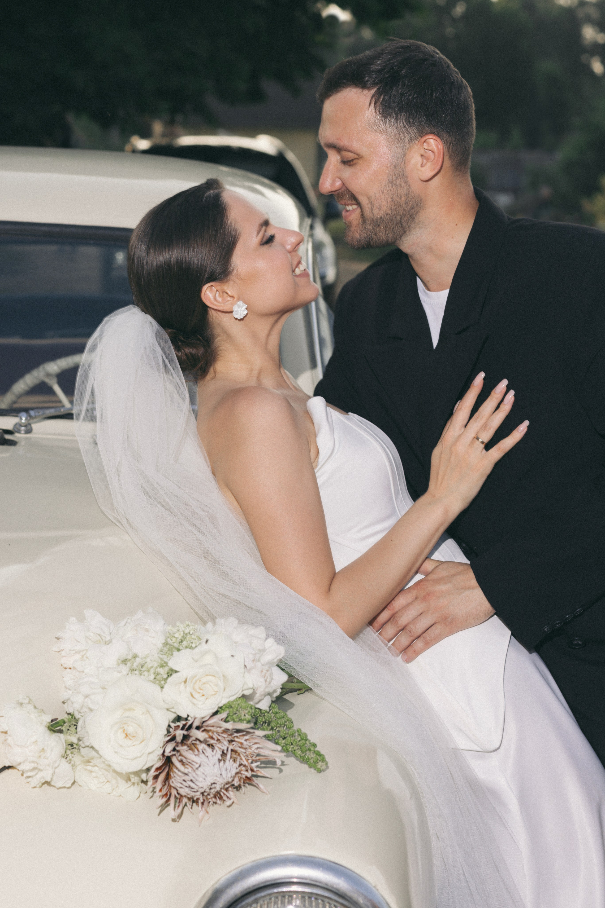 Очень стильная свадебная фотосессия с обработкой под пленку