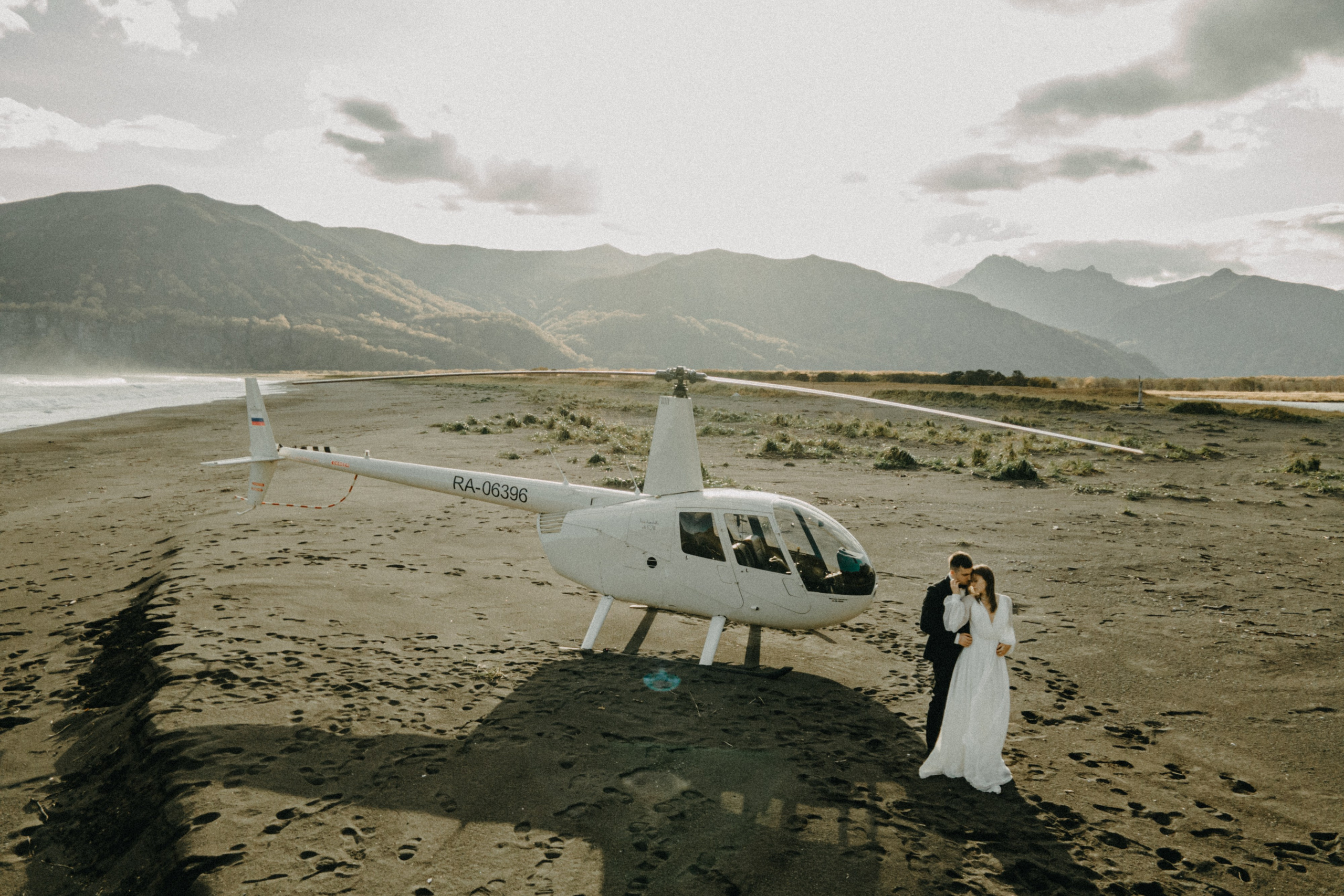 Вертолетный полет Бухта Жировая. Свадебное фото и видео на Камчатке. Туристические маршруты