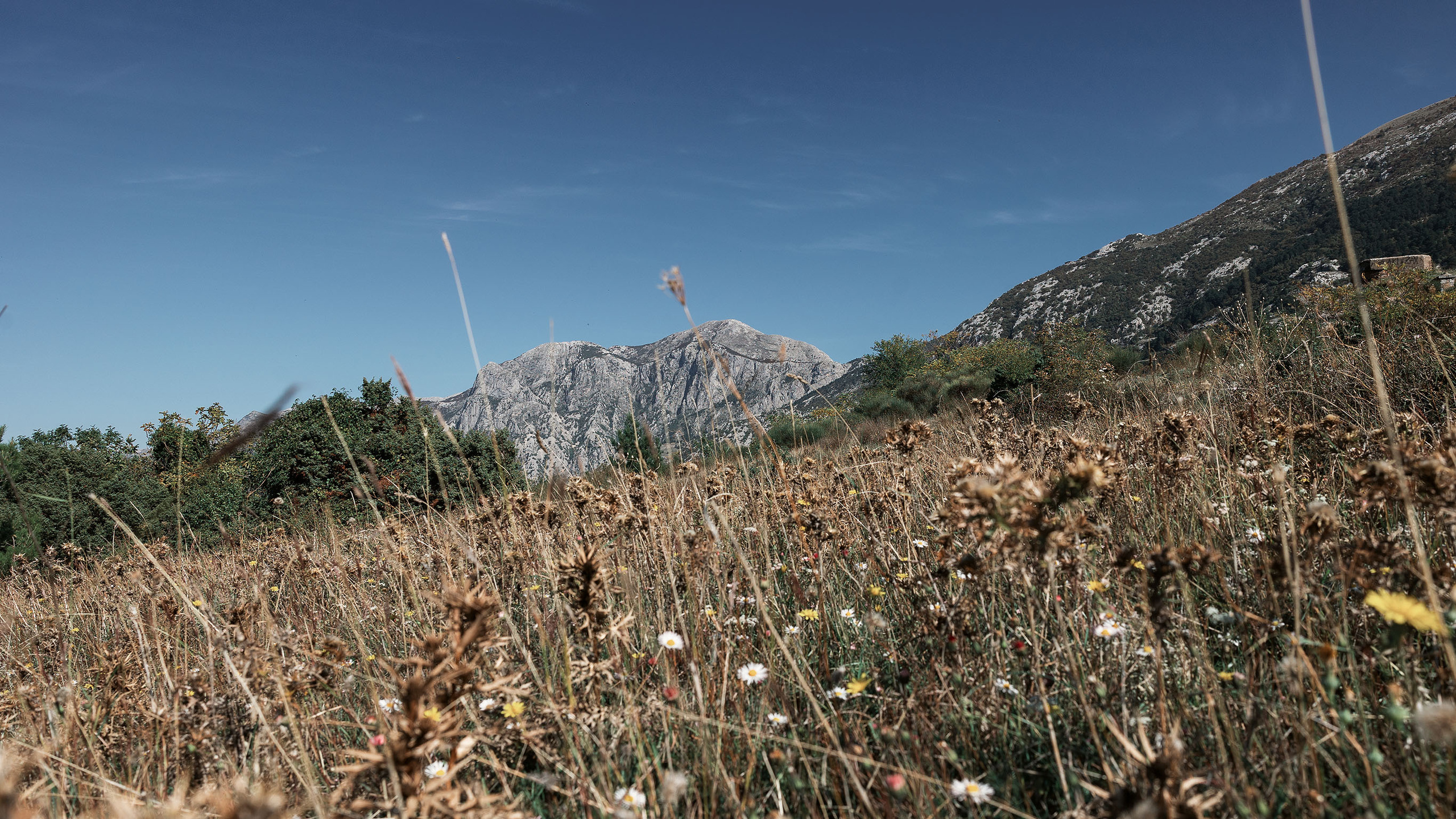 Монастырь Острог и дорога к нему. Портретный фотограф, контент фотограф, продающие фото в Москве и МО
