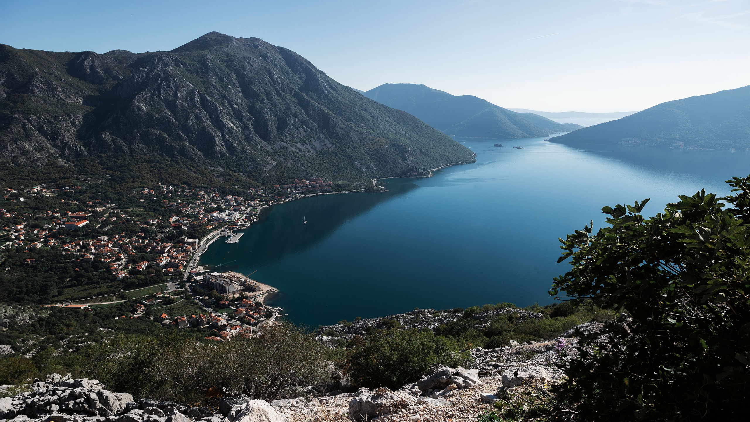 Монастырь Острог и дорога к нему. Портретный фотограф, контент фотограф, продающие фото в Москве и МО