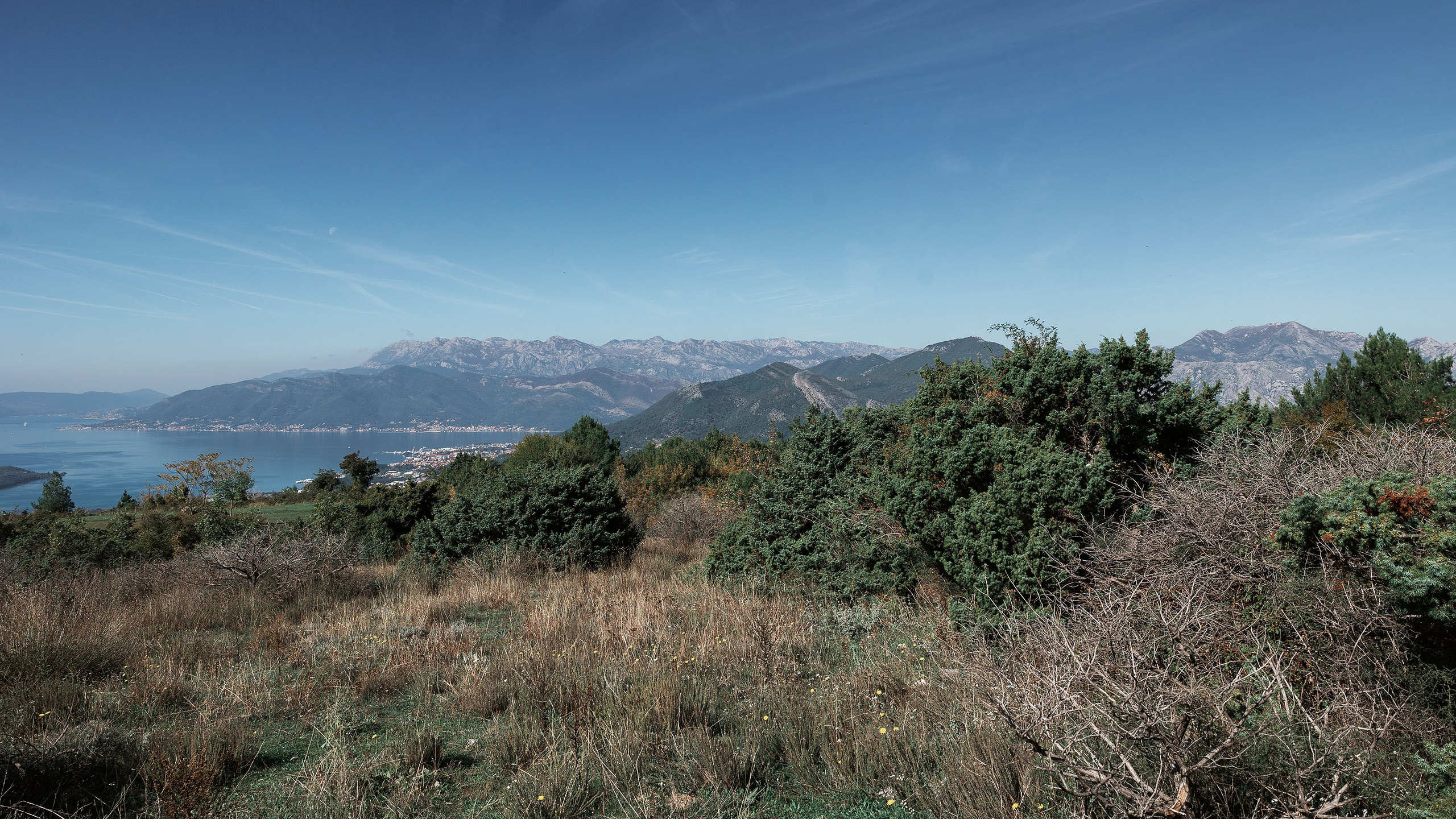 Монастырь Острог и дорога к нему. Портретный фотограф, контент фотограф, продающие фото в Москве и МО