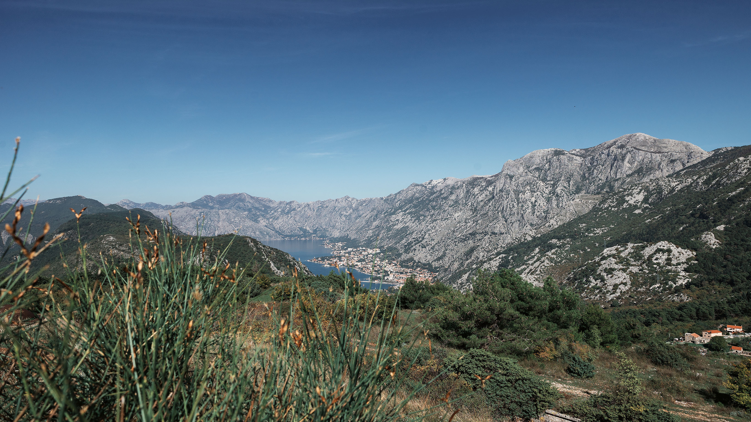 Монастырь Острог и дорога к нему. Портретный фотограф, контент фотограф, продающие фото в Москве и МО