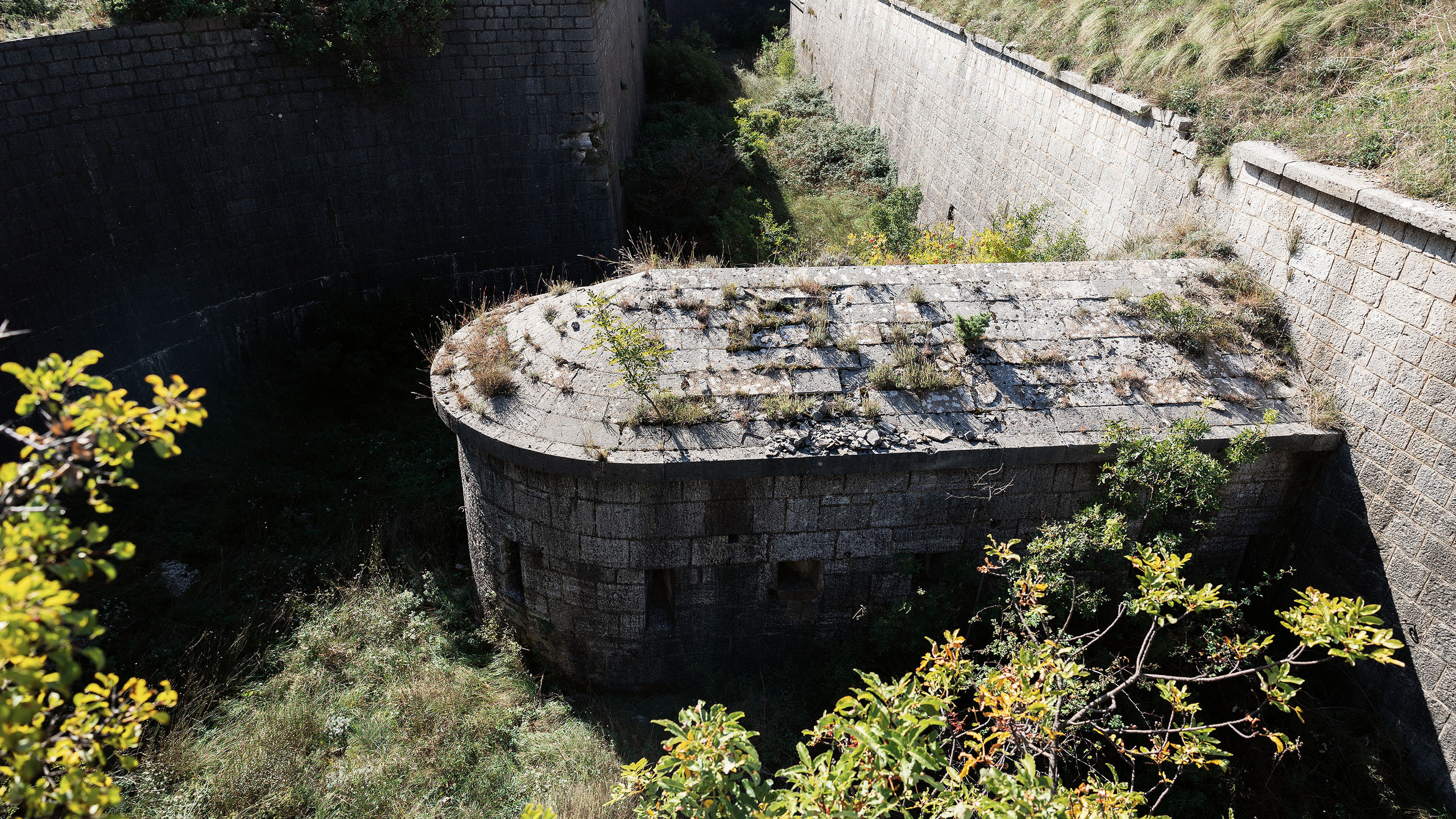 Монастырь Острог и дорога к нему. Портретный фотограф, контент фотограф, продающие фото в Москве и МО