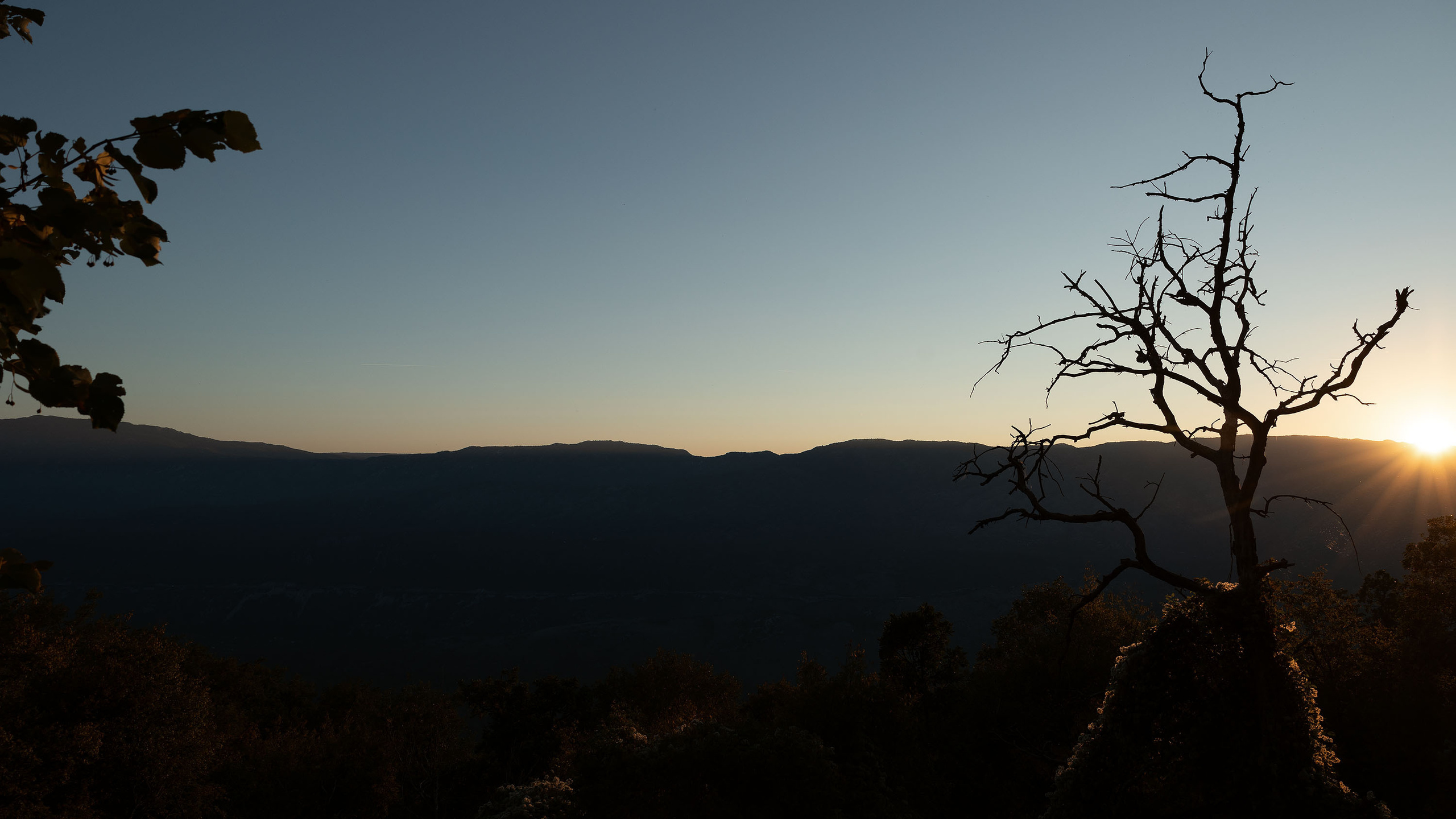 Монастырь Острог и дорога к нему. Портретный фотограф, контент фотограф, продающие фото в Москве и МО