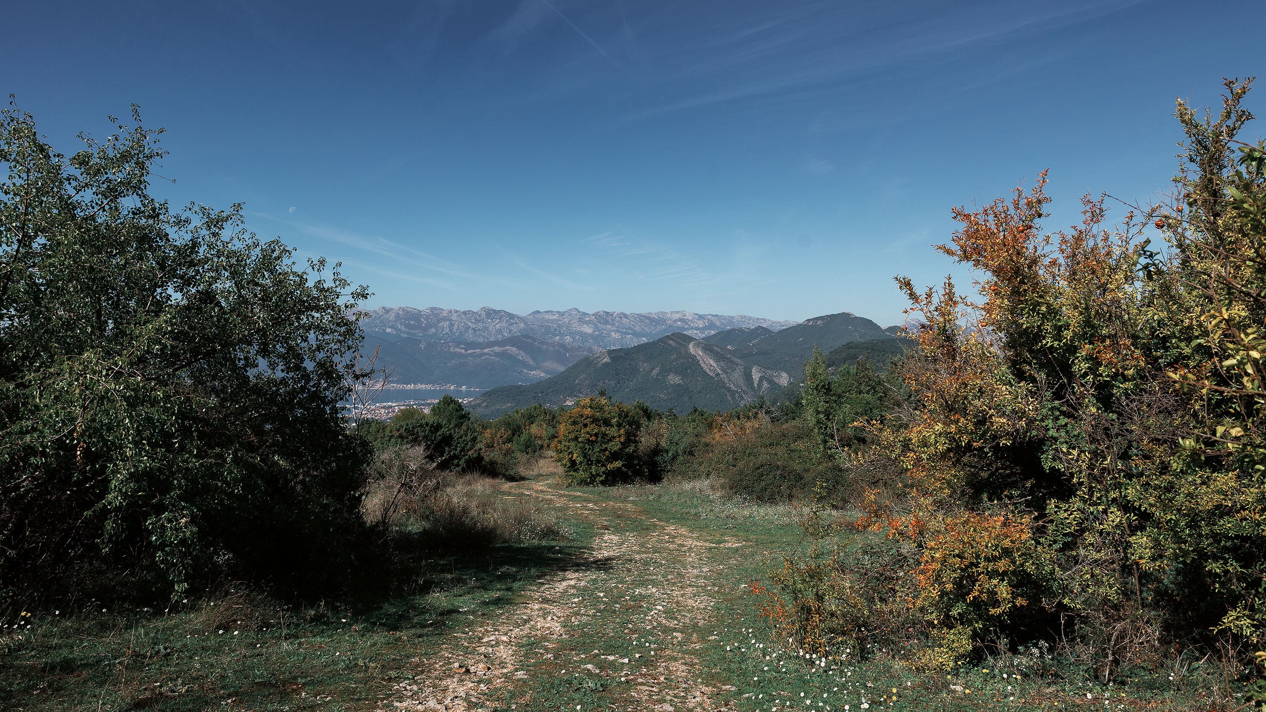 Монастырь Острог и дорога к нему. Портретный фотограф, контент фотограф, продающие фото в Москве и МО