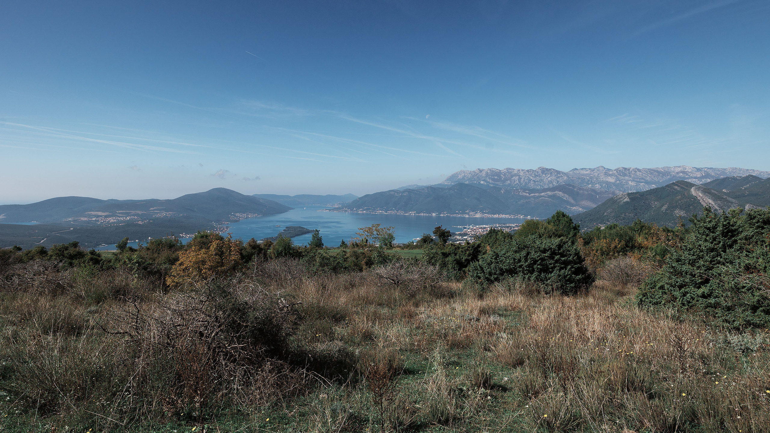 Монастырь Острог и дорога к нему. Портретный фотограф, контент фотограф, продающие фото в Москве и МО