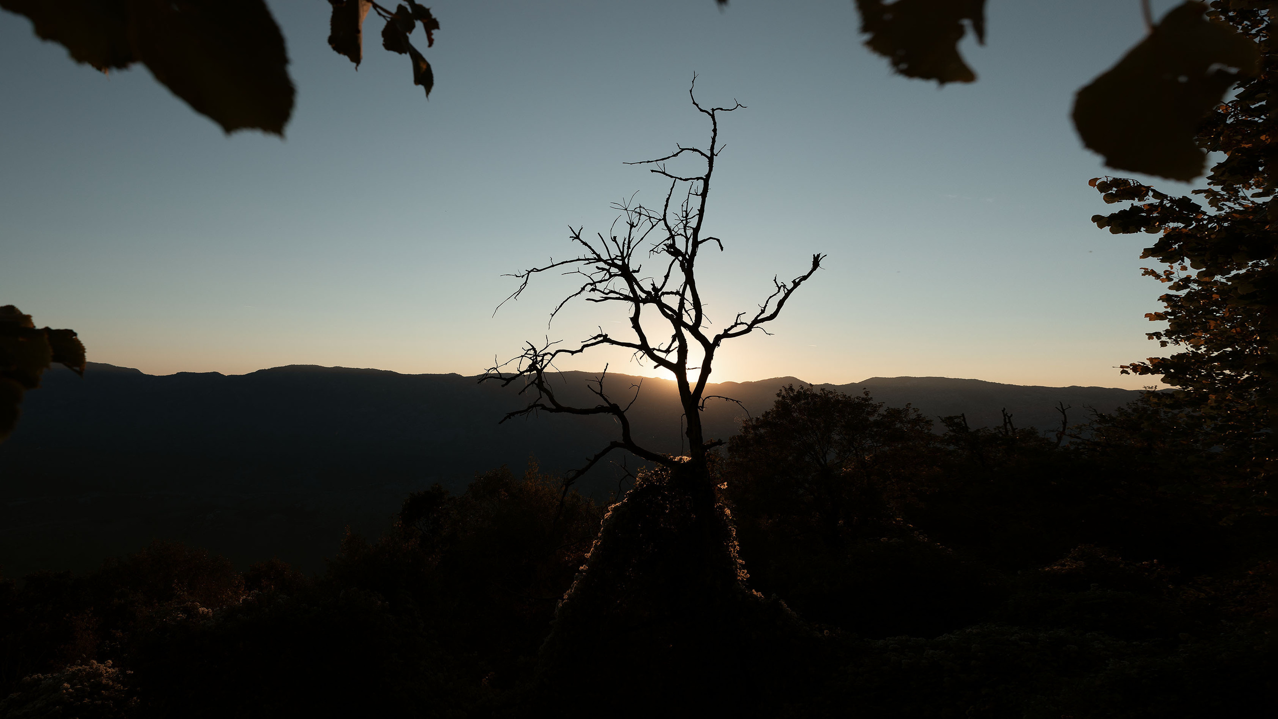 Монастырь Острог и дорога к нему. Портретный фотограф, контент фотограф, продающие фото в Москве и МО