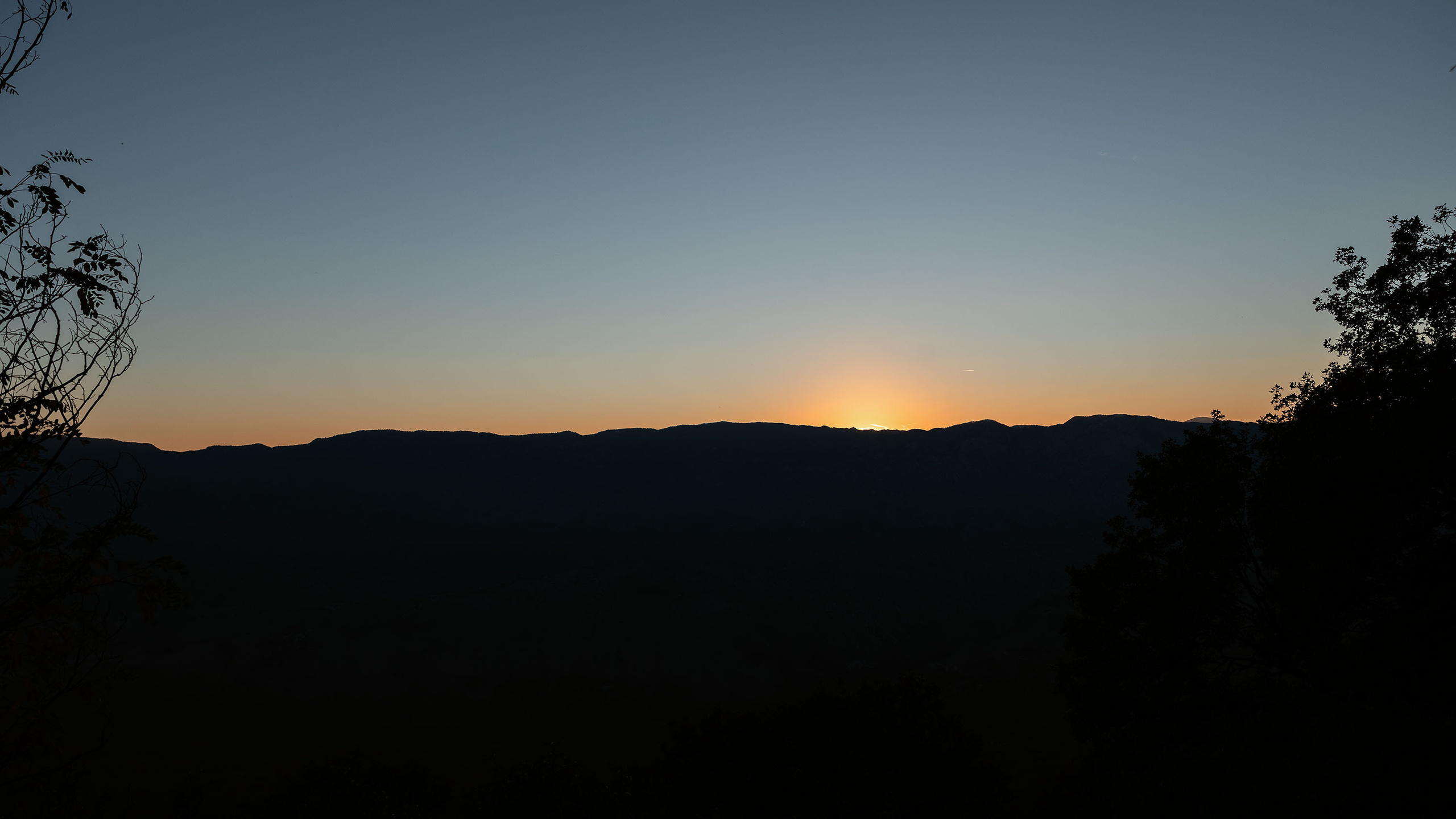 Монастырь Острог и дорога к нему. Портретный фотограф, контент фотограф, продающие фото в Москве и МО