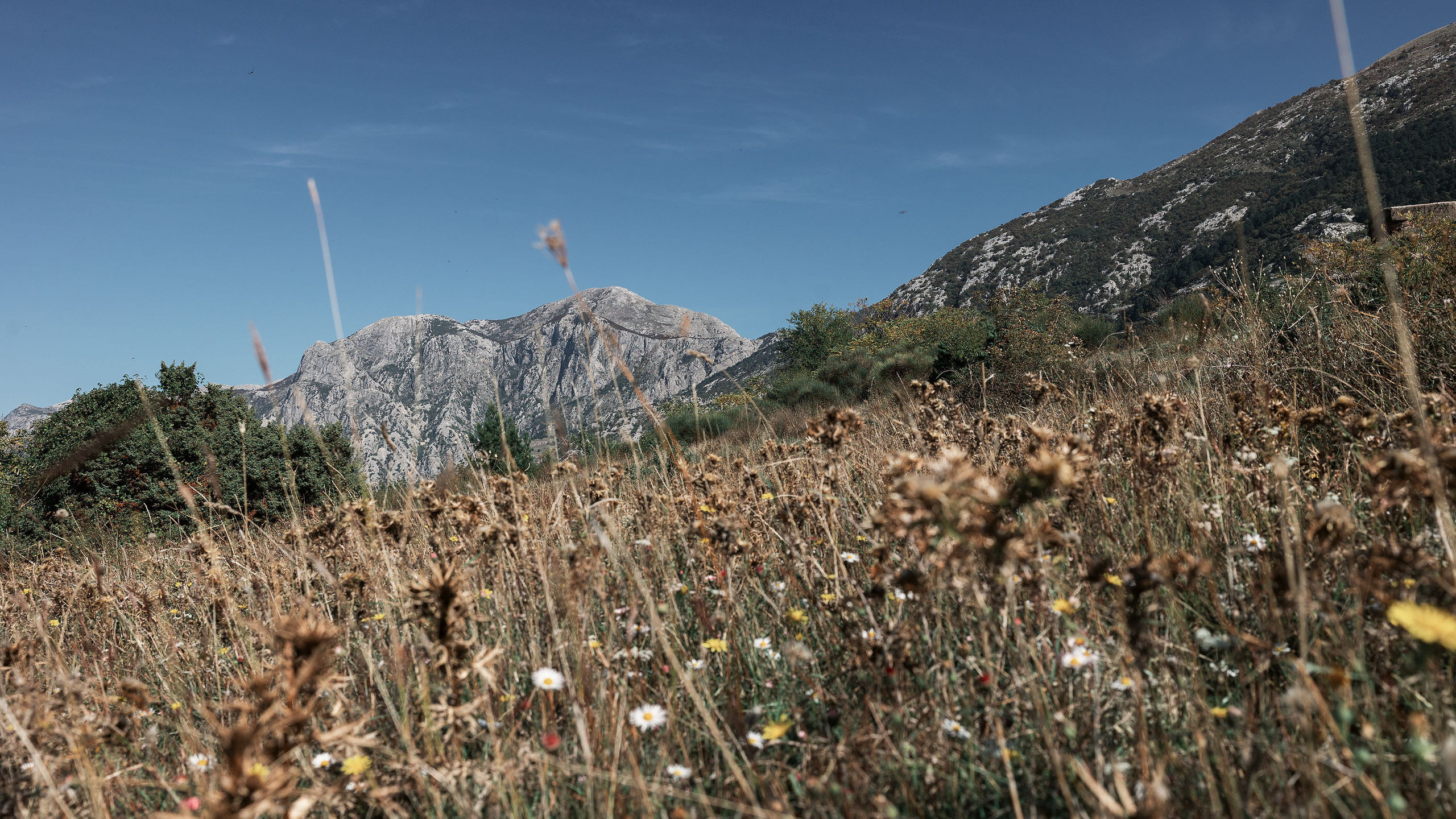 Монастырь Острог и дорога к нему. Портретный фотограф, контент фотограф, продающие фото в Москве и МО