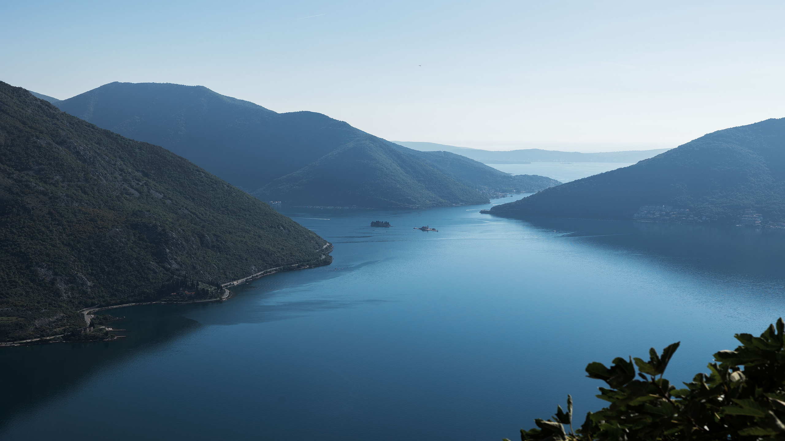 Монастырь Острог и дорога к нему. Портретный фотограф, контент фотограф, продающие фото в Москве и МО