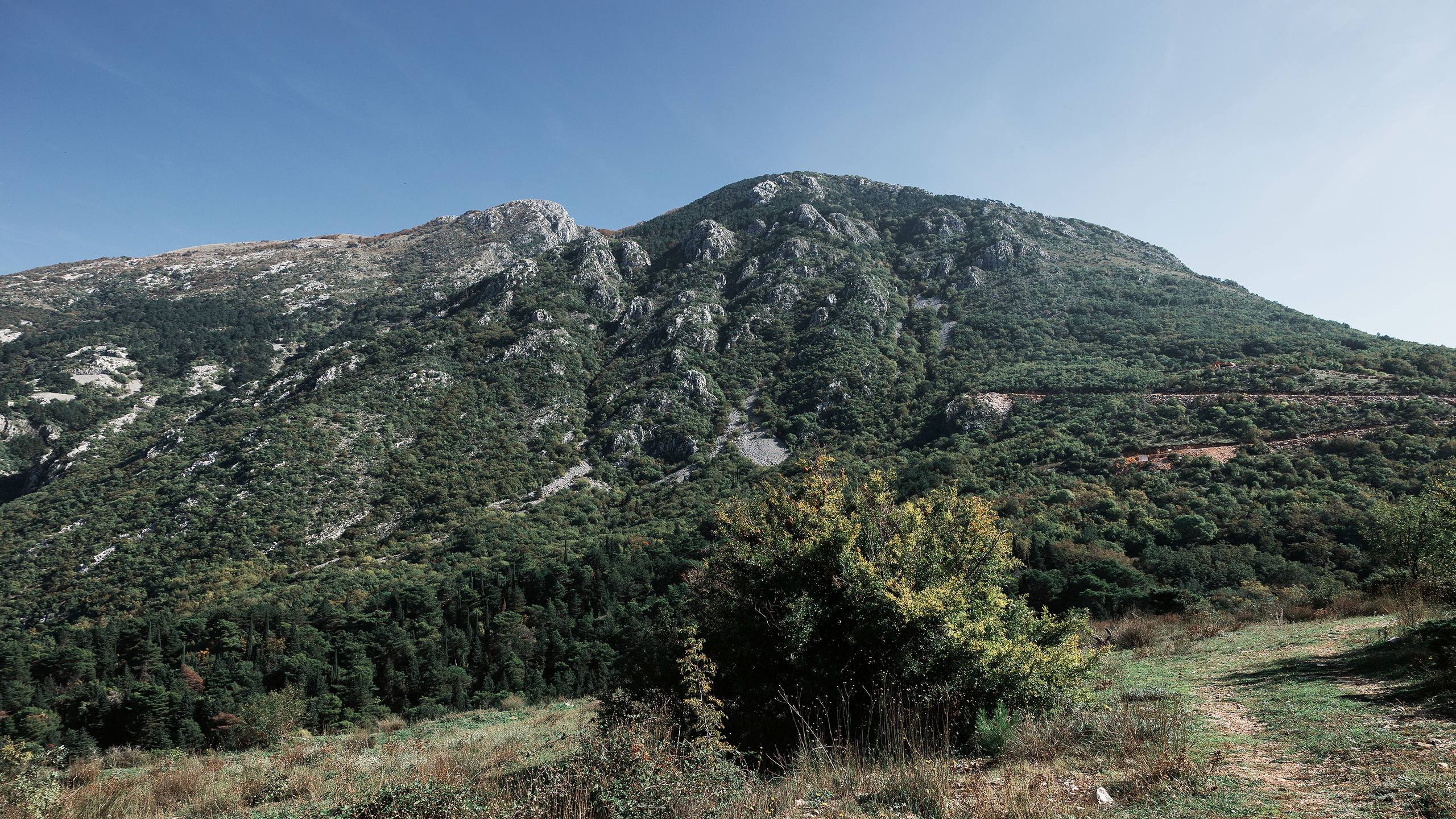 Монастырь Острог и дорога к нему. Портретный фотограф, контент фотограф, продающие фото в Москве и МО