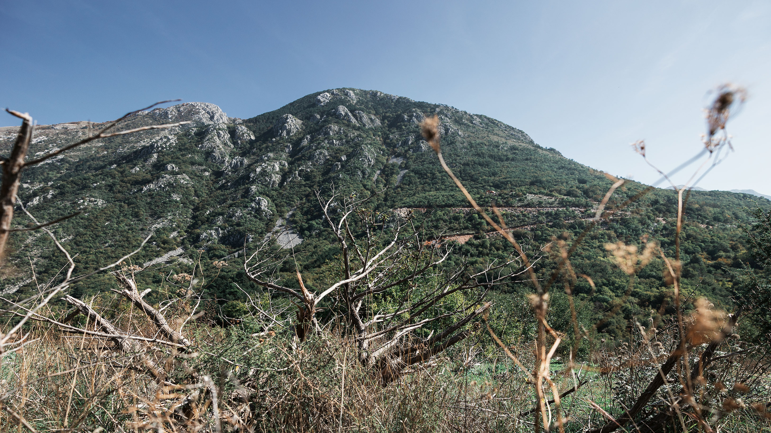 Монастырь Острог и дорога к нему. Портретный фотограф, контент фотограф, продающие фото в Москве и МО