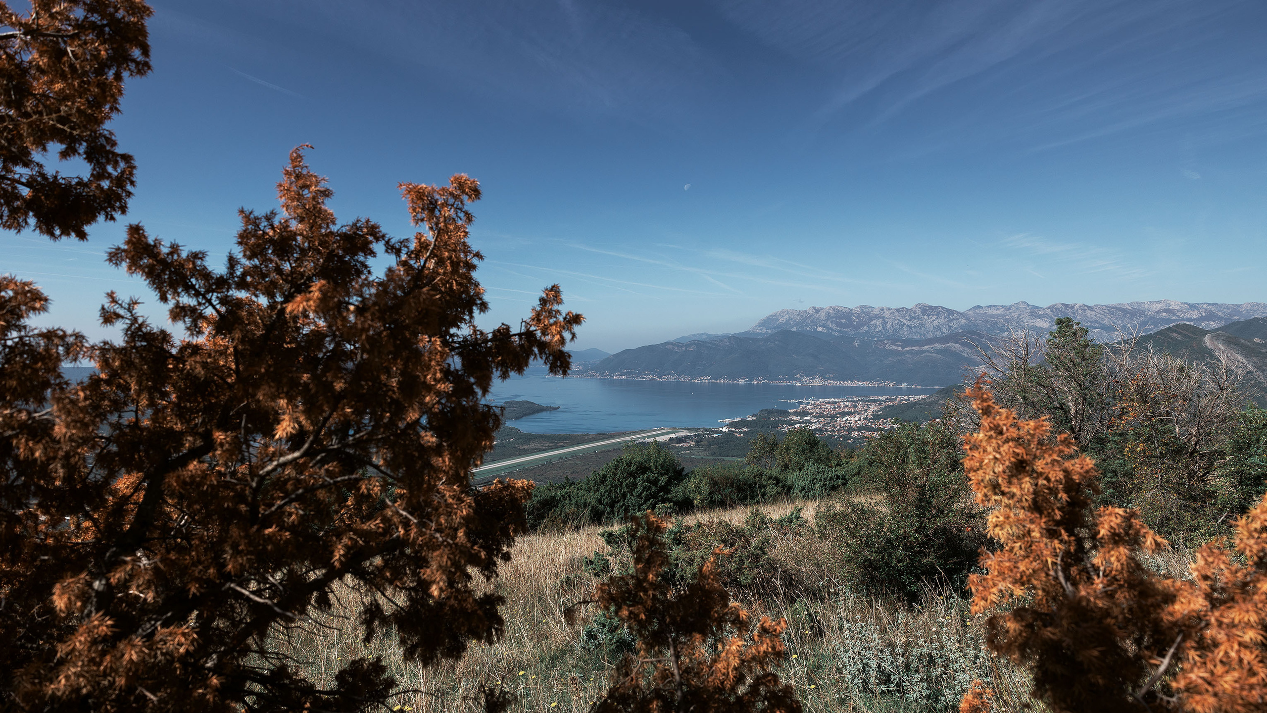 Монастырь Острог и дорога к нему. Портретный фотограф, контент фотограф, продающие фото в Москве и МО