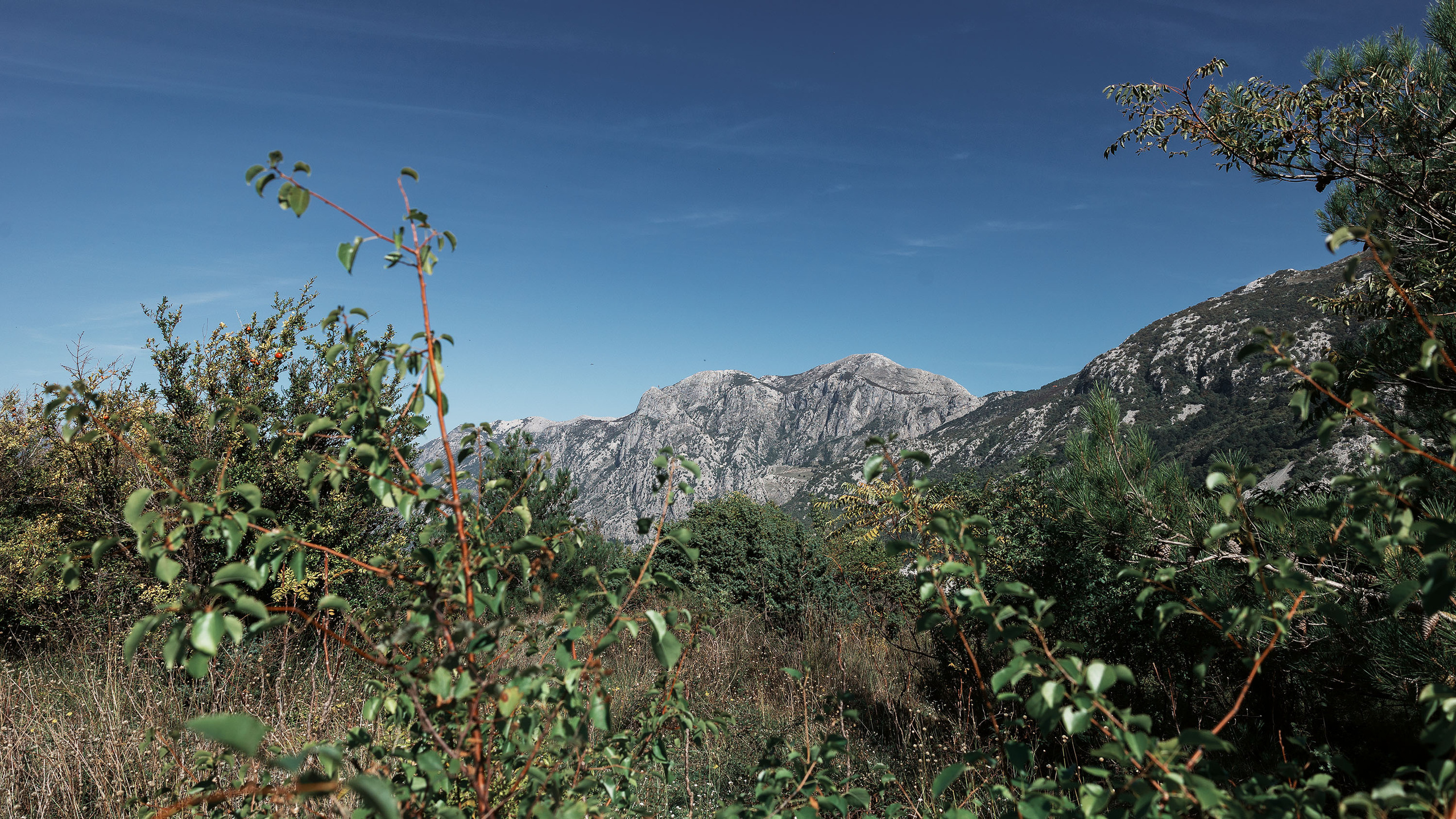 Монастырь Острог и дорога к нему. Портретный фотограф, контент фотограф, продающие фото в Москве и МО