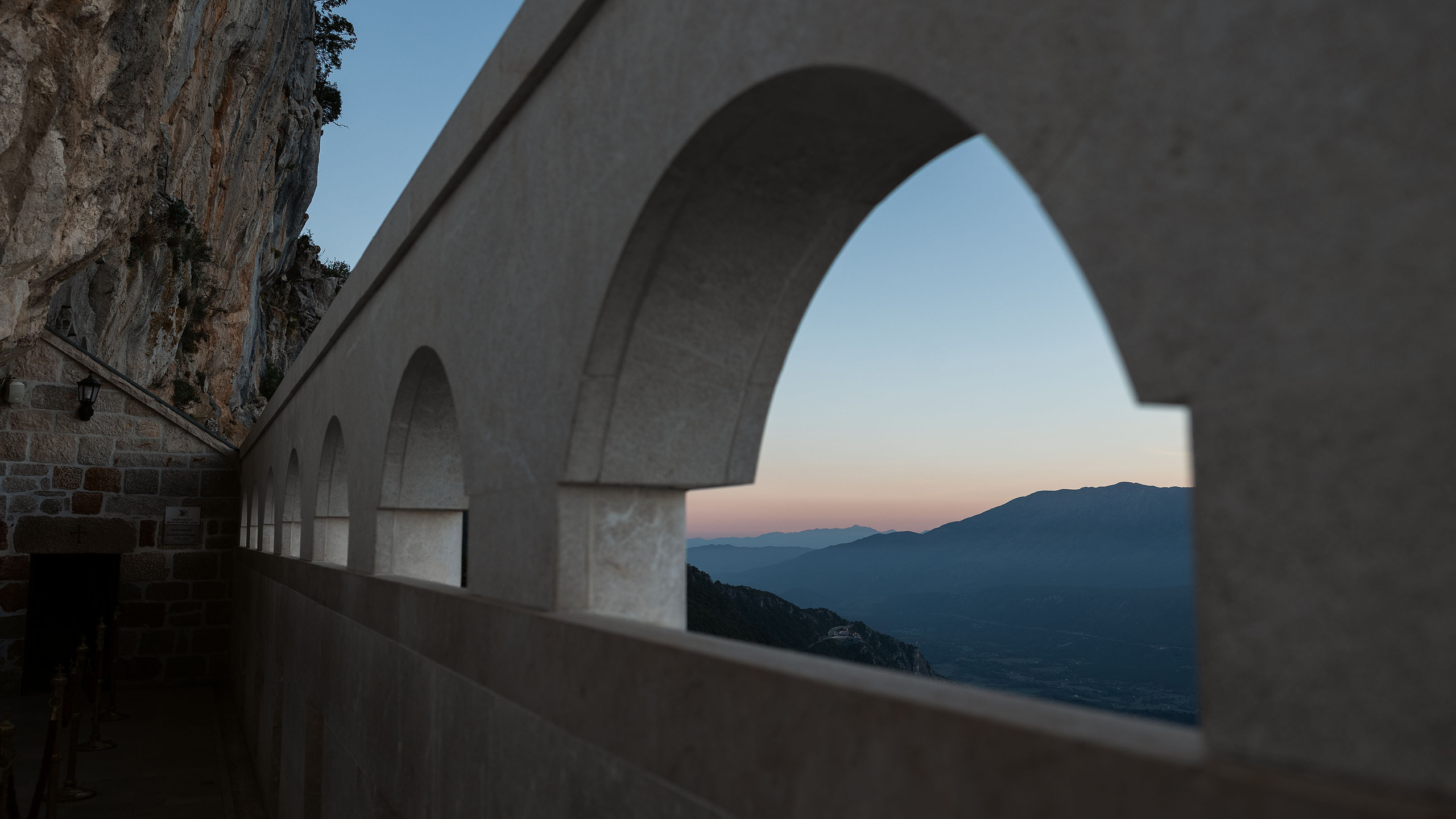 Монастырь Острог и дорога к нему. Портретный фотограф, контент фотограф, продающие фото в Москве и МО