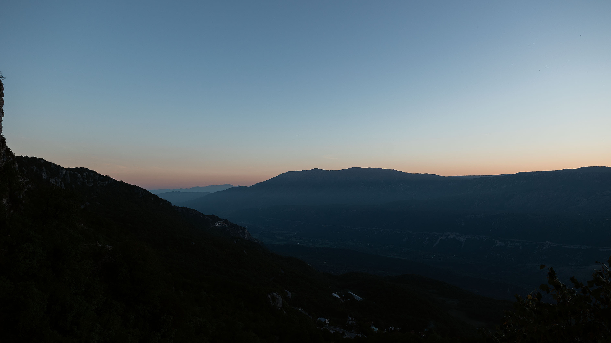 Монастырь Острог и дорога к нему. Портретный фотограф, контент фотограф, продающие фото в Москве и МО