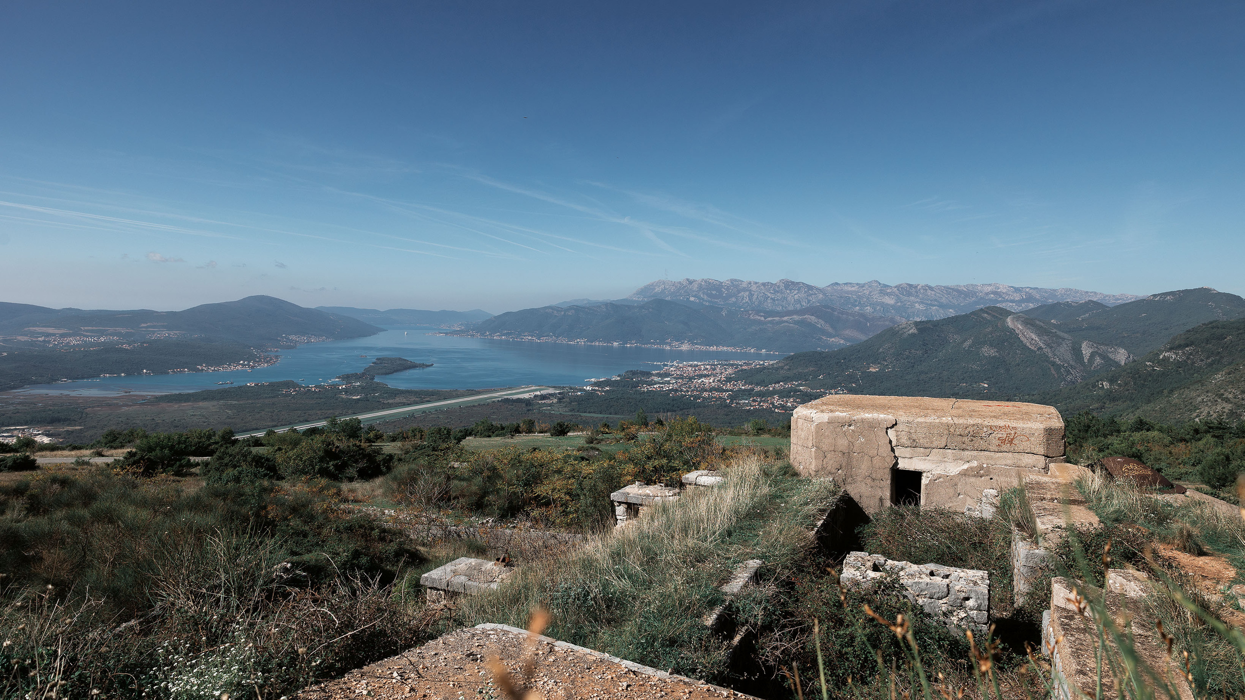 Монастырь Острог и дорога к нему. Портретный фотограф, контент фотограф, продающие фото в Москве и МО