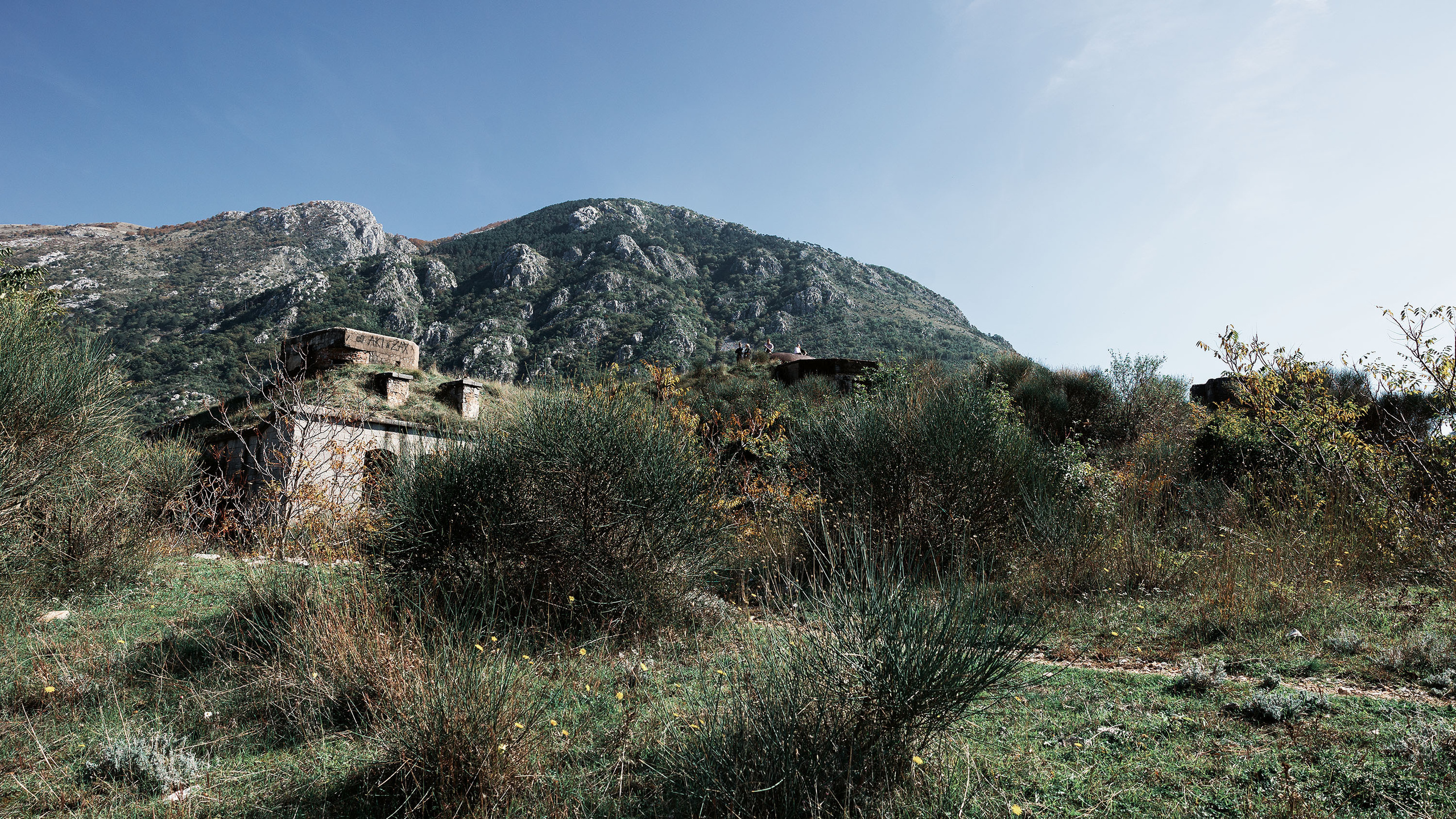 Монастырь Острог и дорога к нему. Портретный фотограф, контент фотограф, продающие фото в Москве и МО