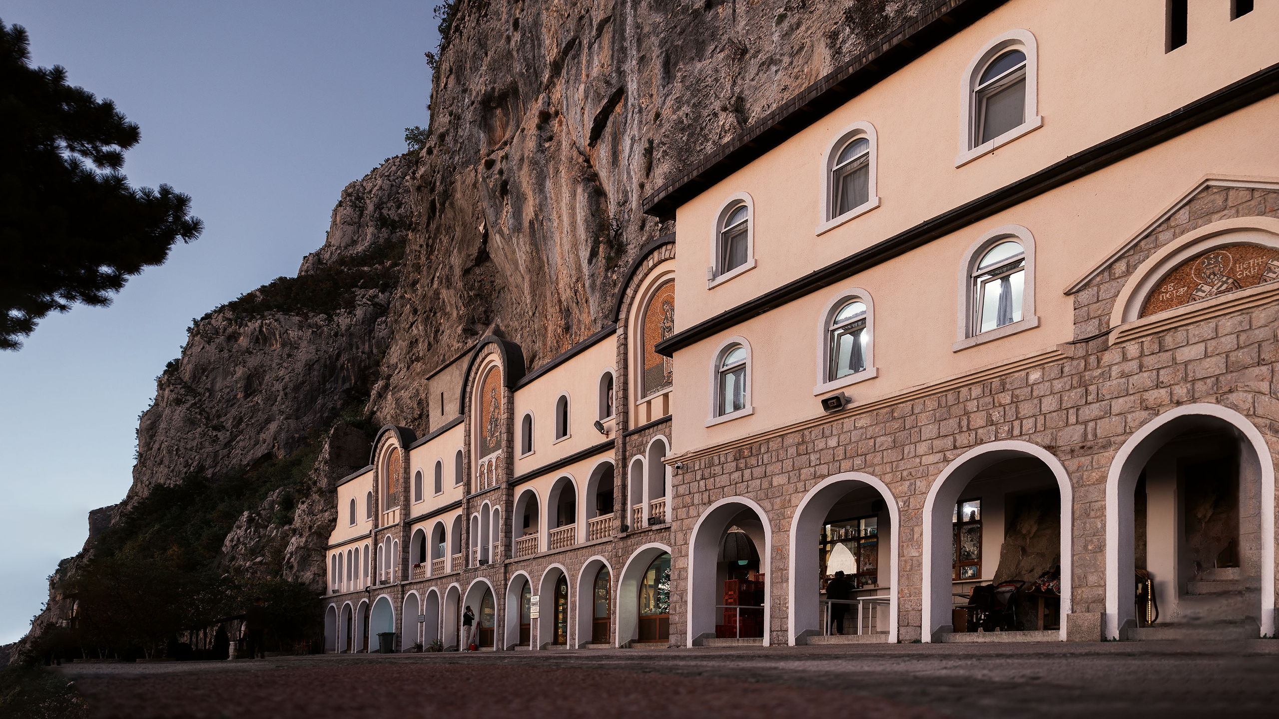 Монастырь Острог и дорога к нему. Портретный фотограф, контент фотограф, продающие фото в Москве и МО