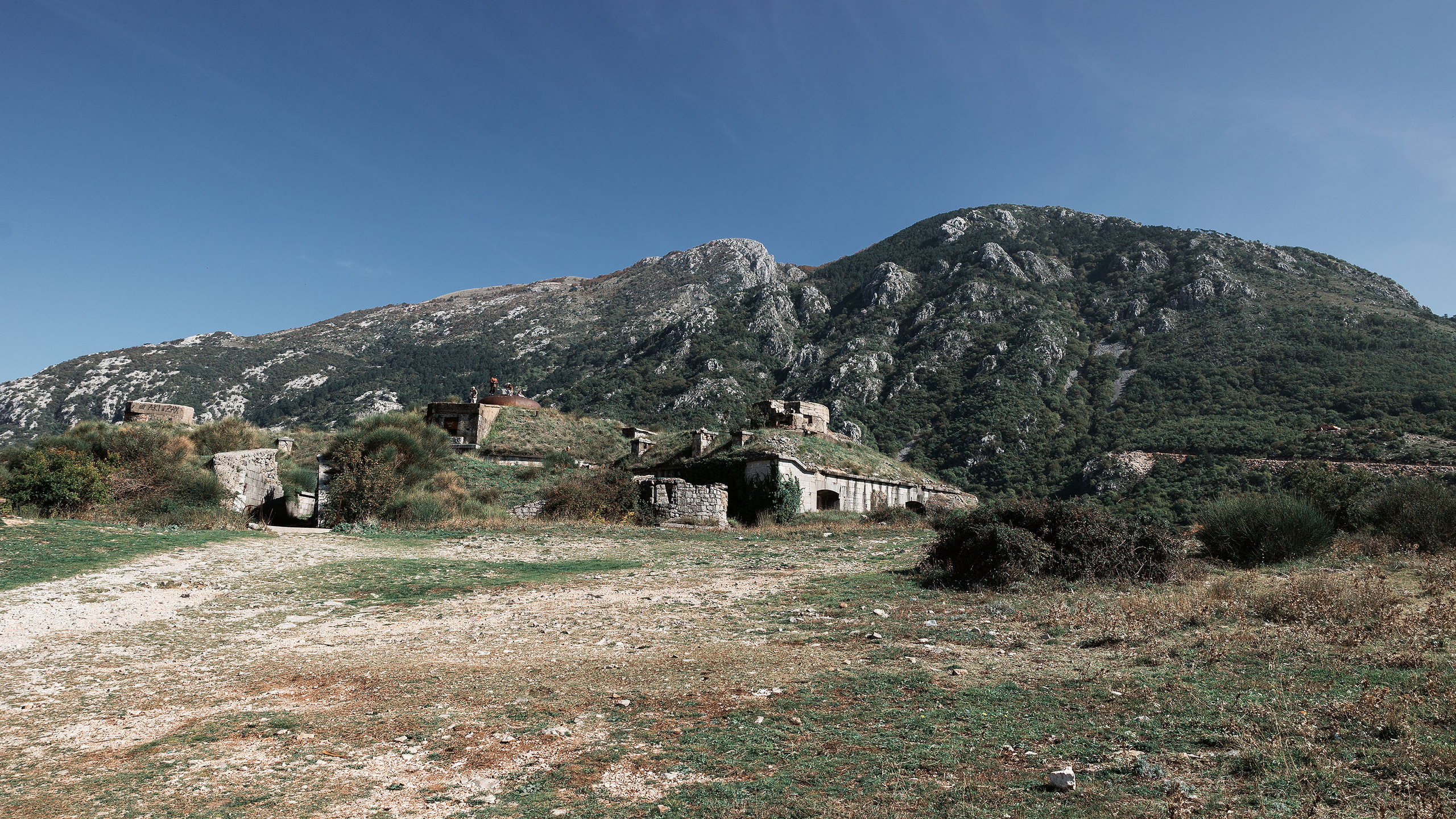 Монастырь Острог и дорога к нему. Портретный фотограф, контент фотограф, продающие фото в Москве и МО