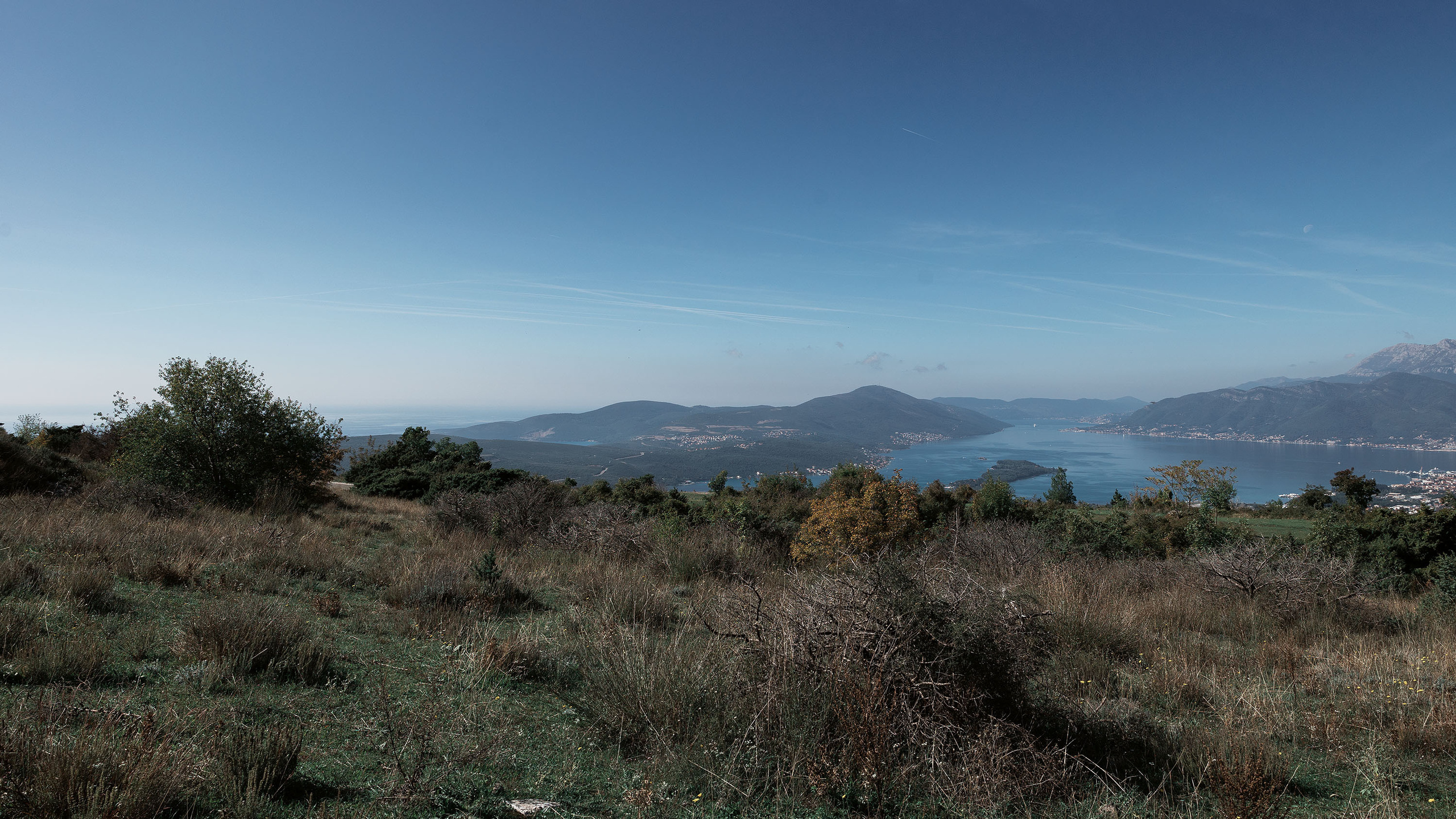 Монастырь Острог и дорога к нему. Портретный фотограф, контент фотограф, продающие фото в Москве и МО