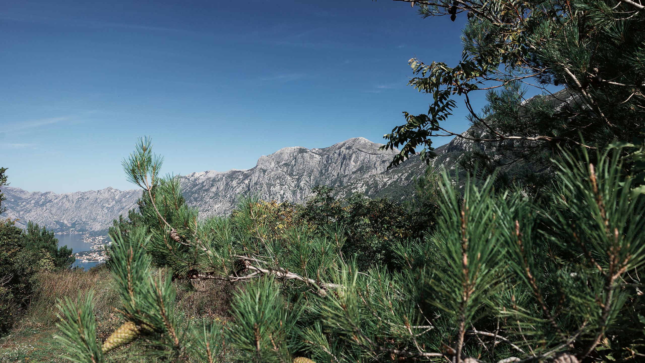 Монастырь Острог и дорога к нему. Портретный фотограф, контент фотограф, продающие фото в Москве и МО