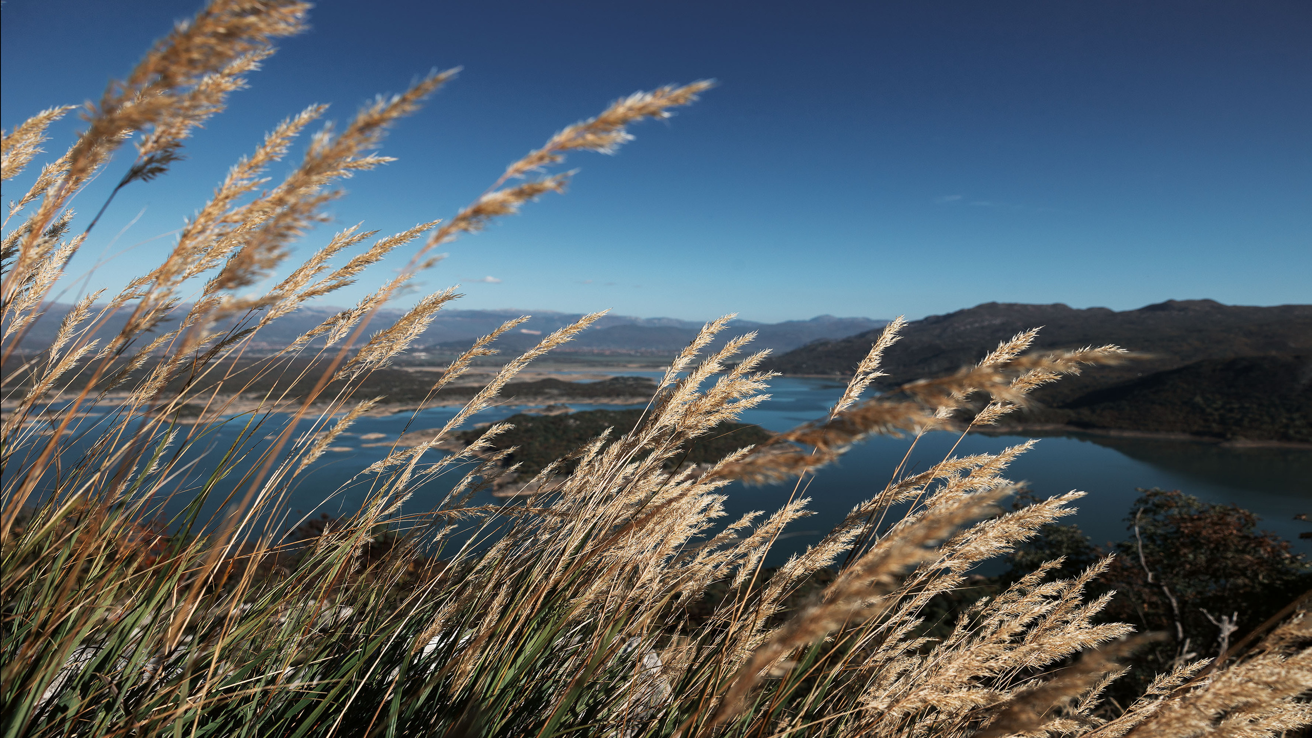 Монастырь Острог и дорога к нему. Портретный фотограф, контент фотограф, продающие фото в Москве и МО