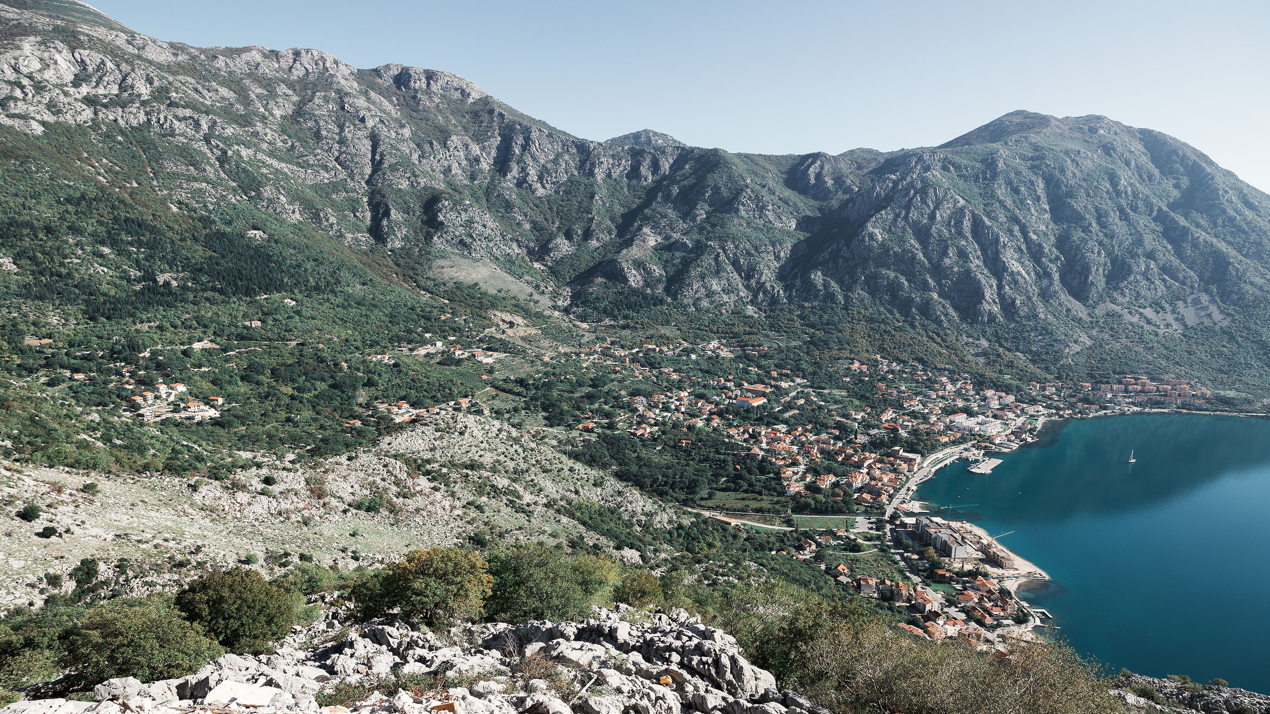 Монастырь Острог и дорога к нему. Портретный фотограф, контент фотограф, продающие фото в Москве и МО