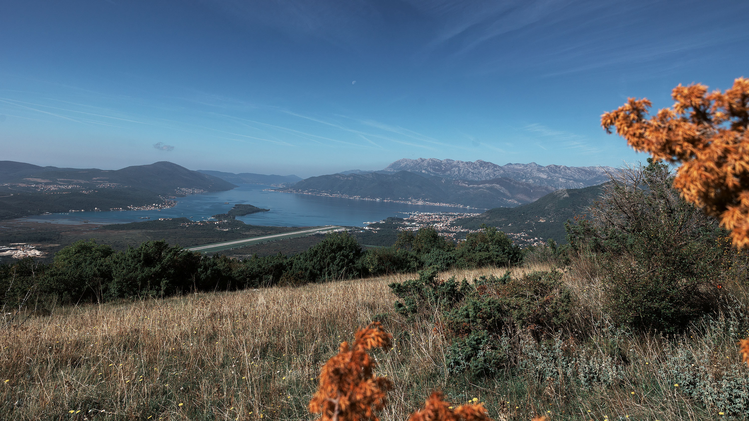 Монастырь Острог и дорога к нему. Портретный фотограф, контент фотограф, продающие фото в Москве и МО