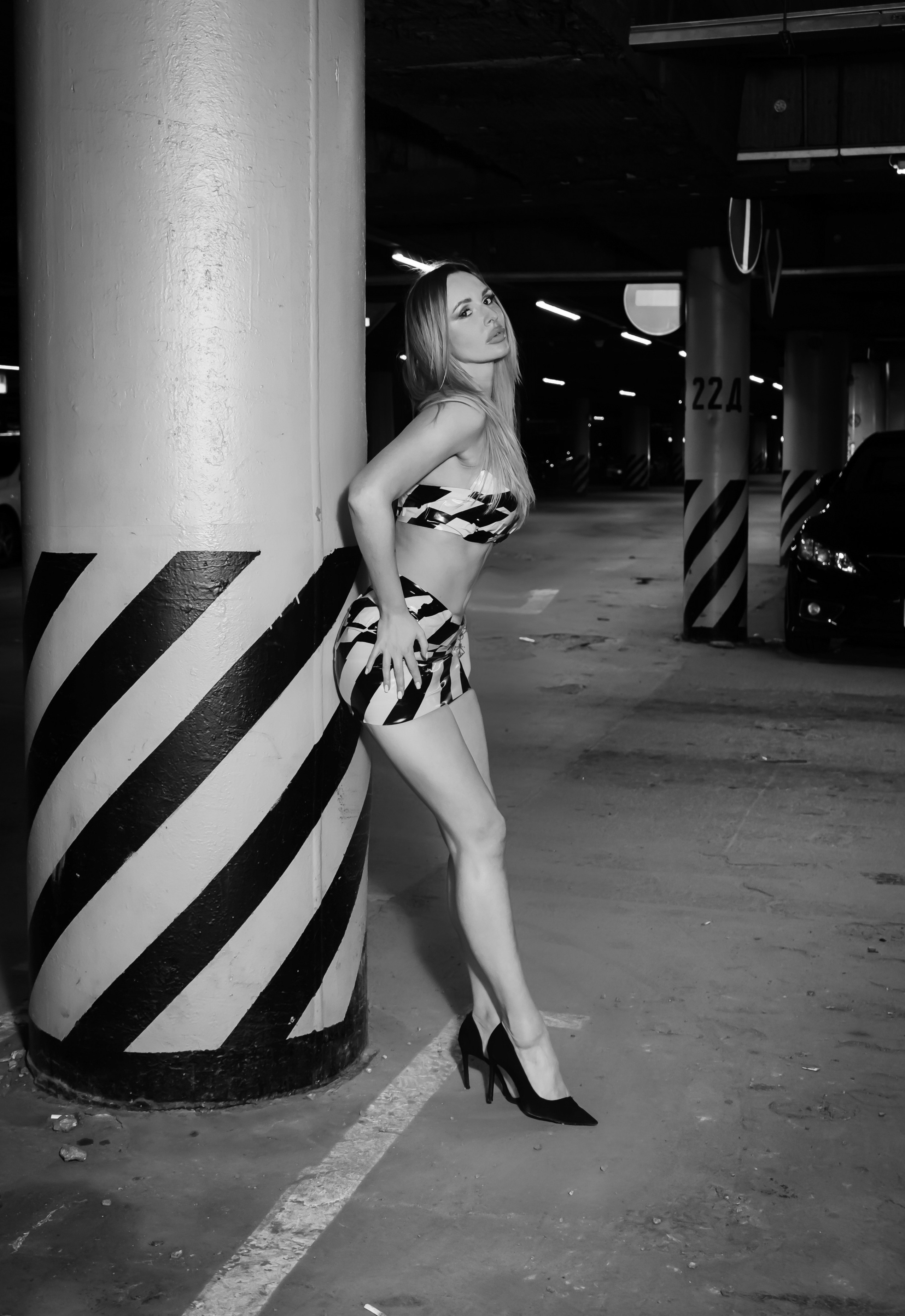 Съемка на парковке — модель Дина. Фотограф Москва и Видеограф Москва