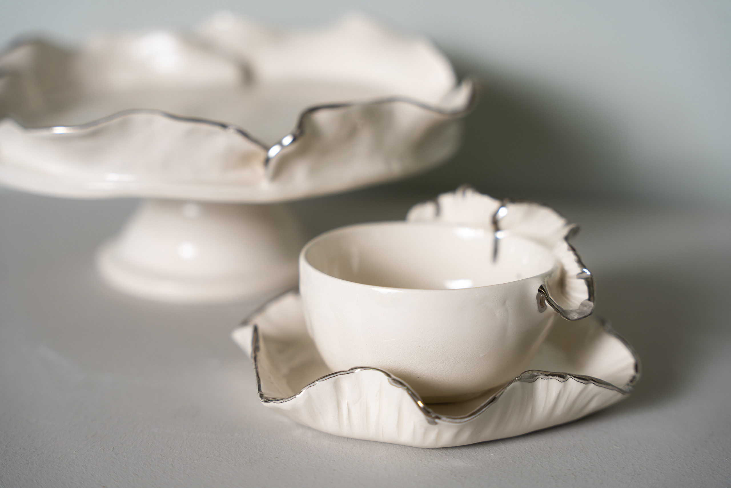 изящная авторская фарфоровая посуда с серебряной каймой