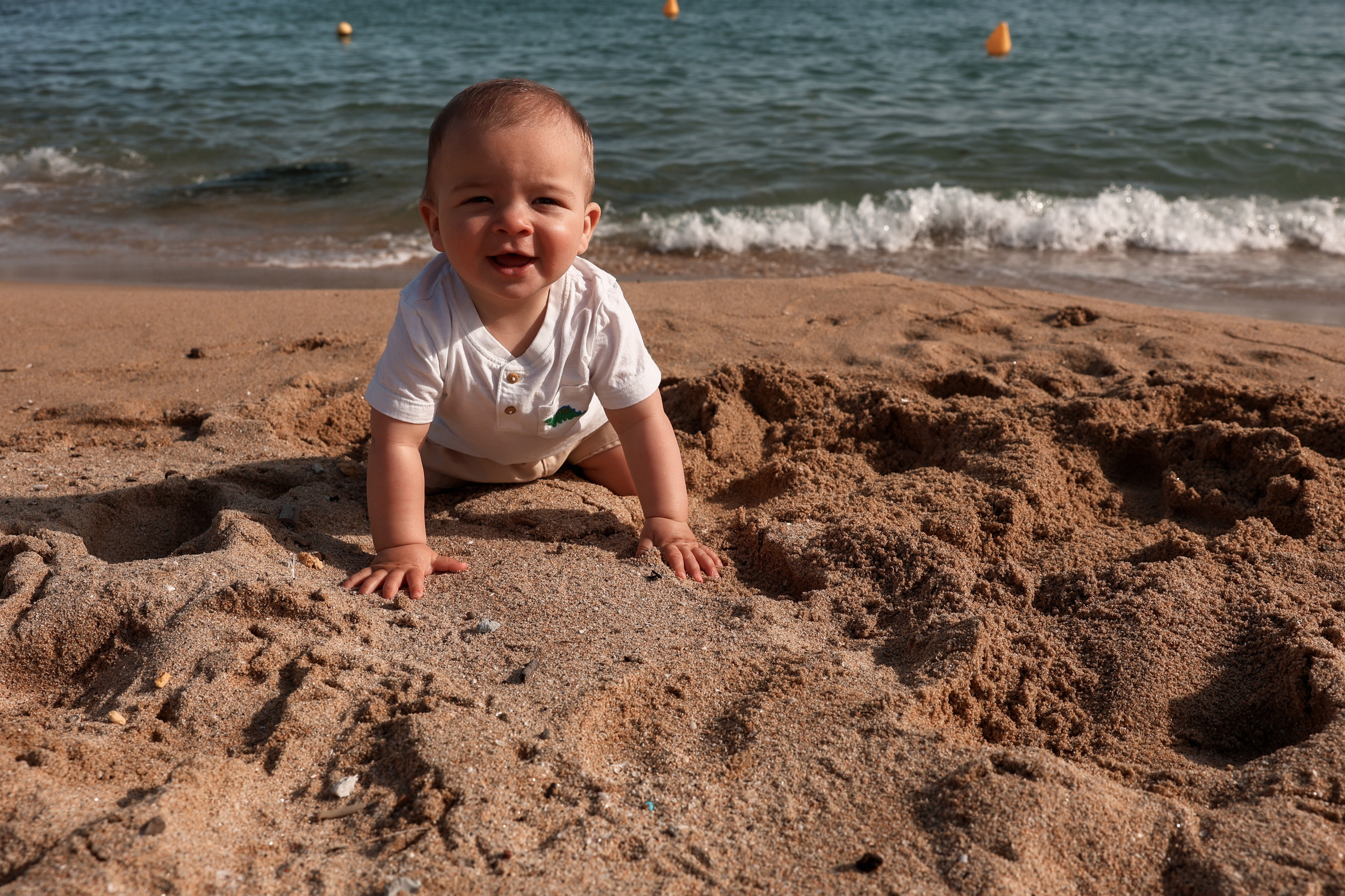 Family pizza at the sea. Natalia Zhuravleva|family, newborn, maternity photographer in Barcelona