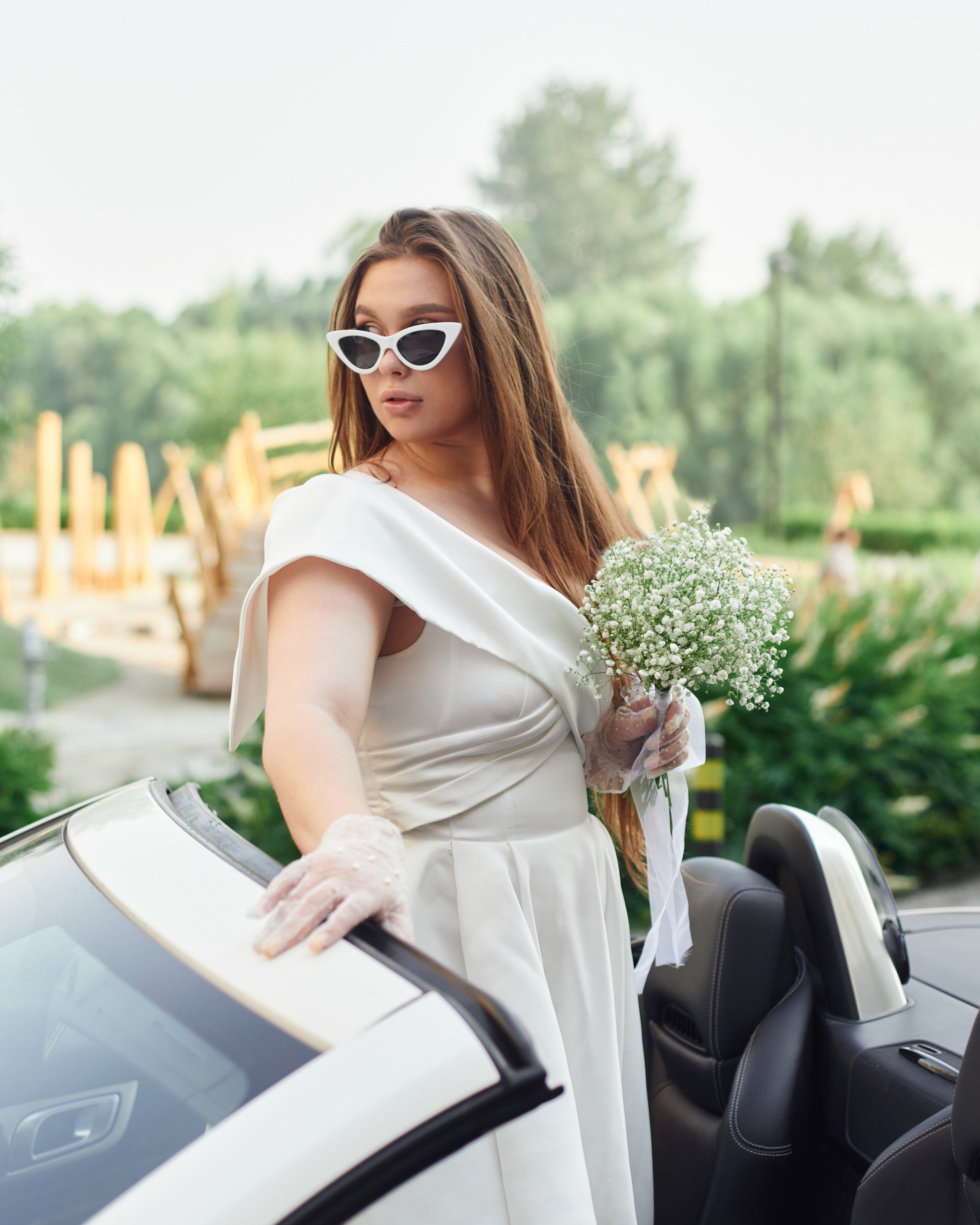 Свадебная фотосессия на улице с кабриолетом