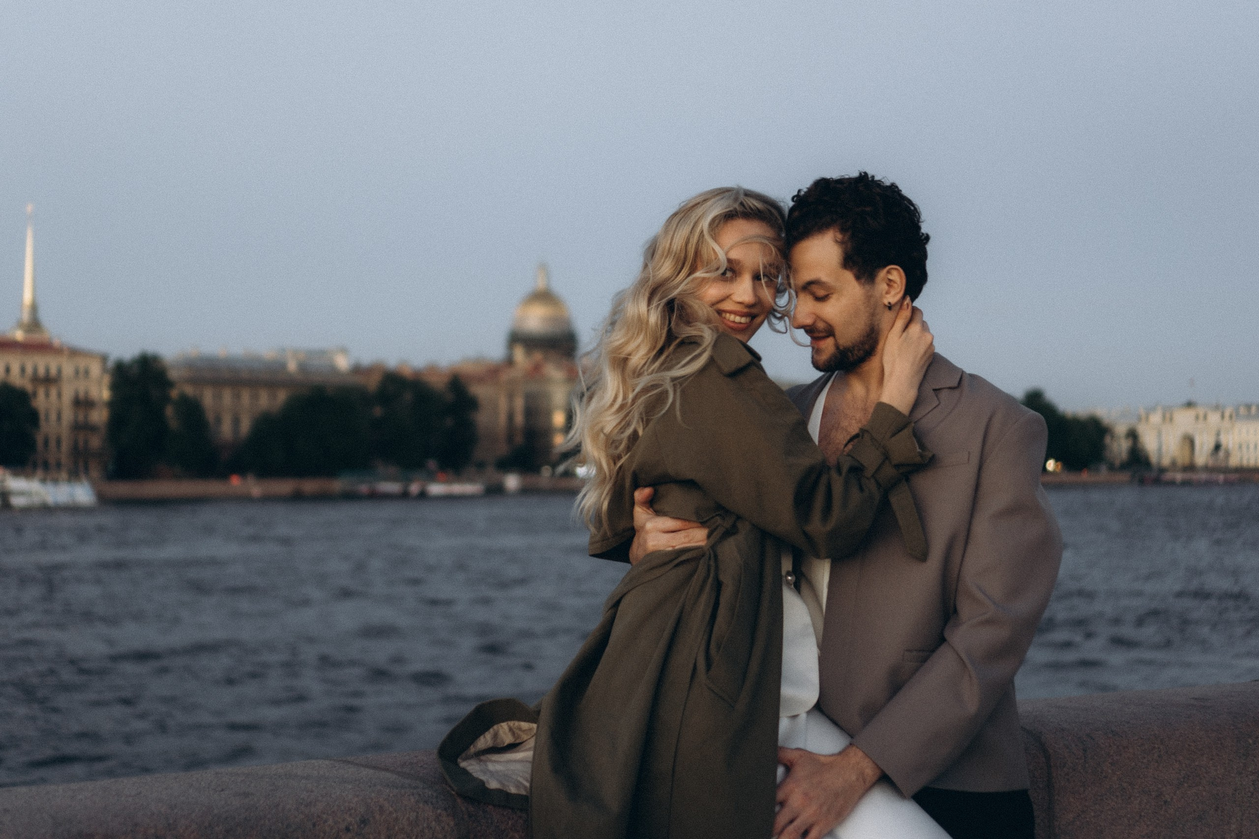 СВАДЕБНАЯ СЬЕМКА ПАРЫ НА РАССВЕТЕ В БЕЛЫЕ НОЧИ И ПРОГУЛКА С РАЗВОДНЫМИ МОСТАМИ И ПИКНИК ВОЗЛЕ ИСАКИЕВСКОГО СОБОРА. Профессиональный фотограф, Санкт-Петербург — Виктория Богомолова