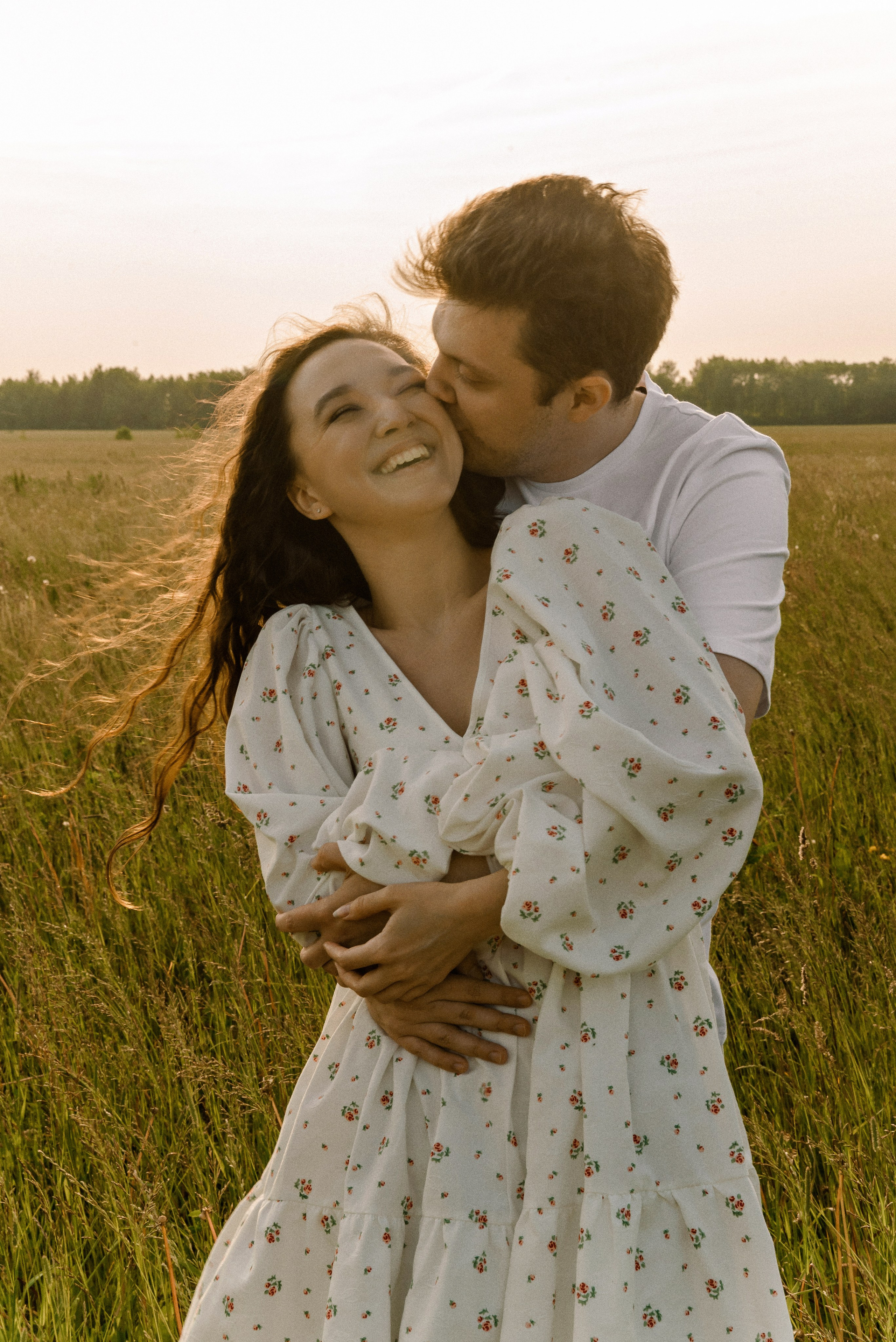 Лиза и Лёша в поле. Свадебный фотограф в Санкт-Петербурге София Шубик