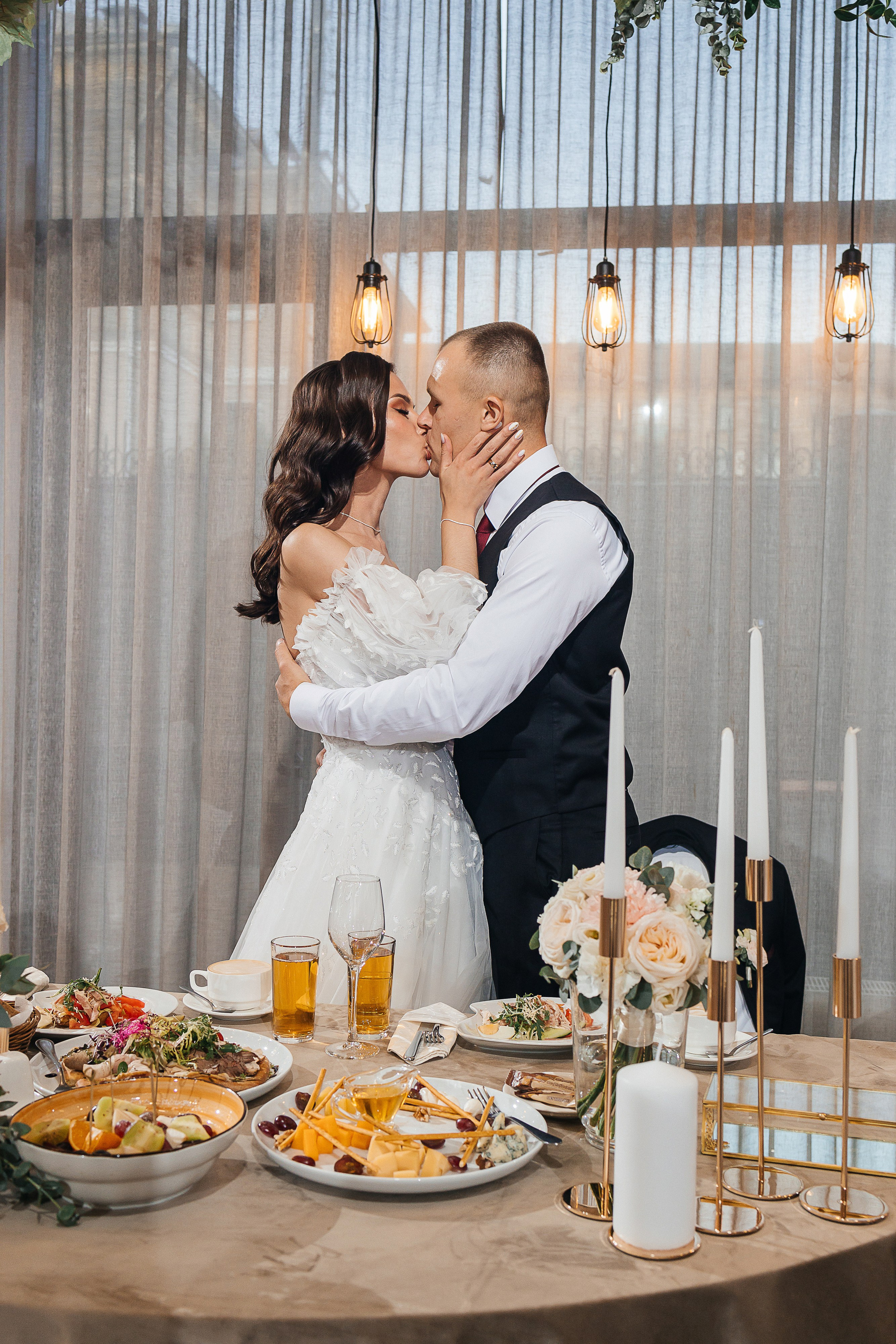 Волшебное утро невесты в номере отеля. Олег Сверчков | Свадебный фотограф Вологда