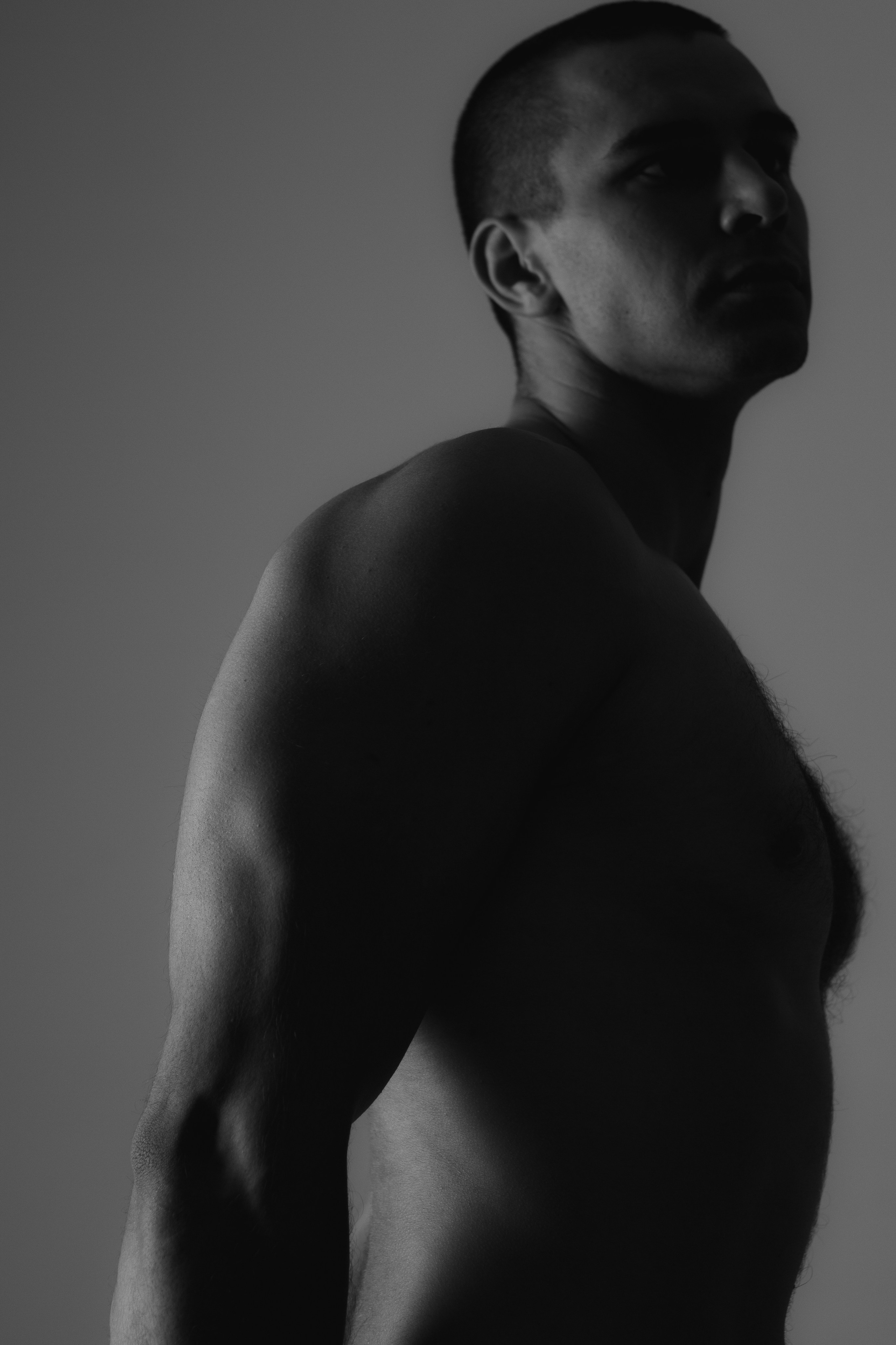 Портретная съемка — Роман. Портретный фотограф в Орле. Готовые фото за 3 дня! Помощь в позировании. Советы по организации