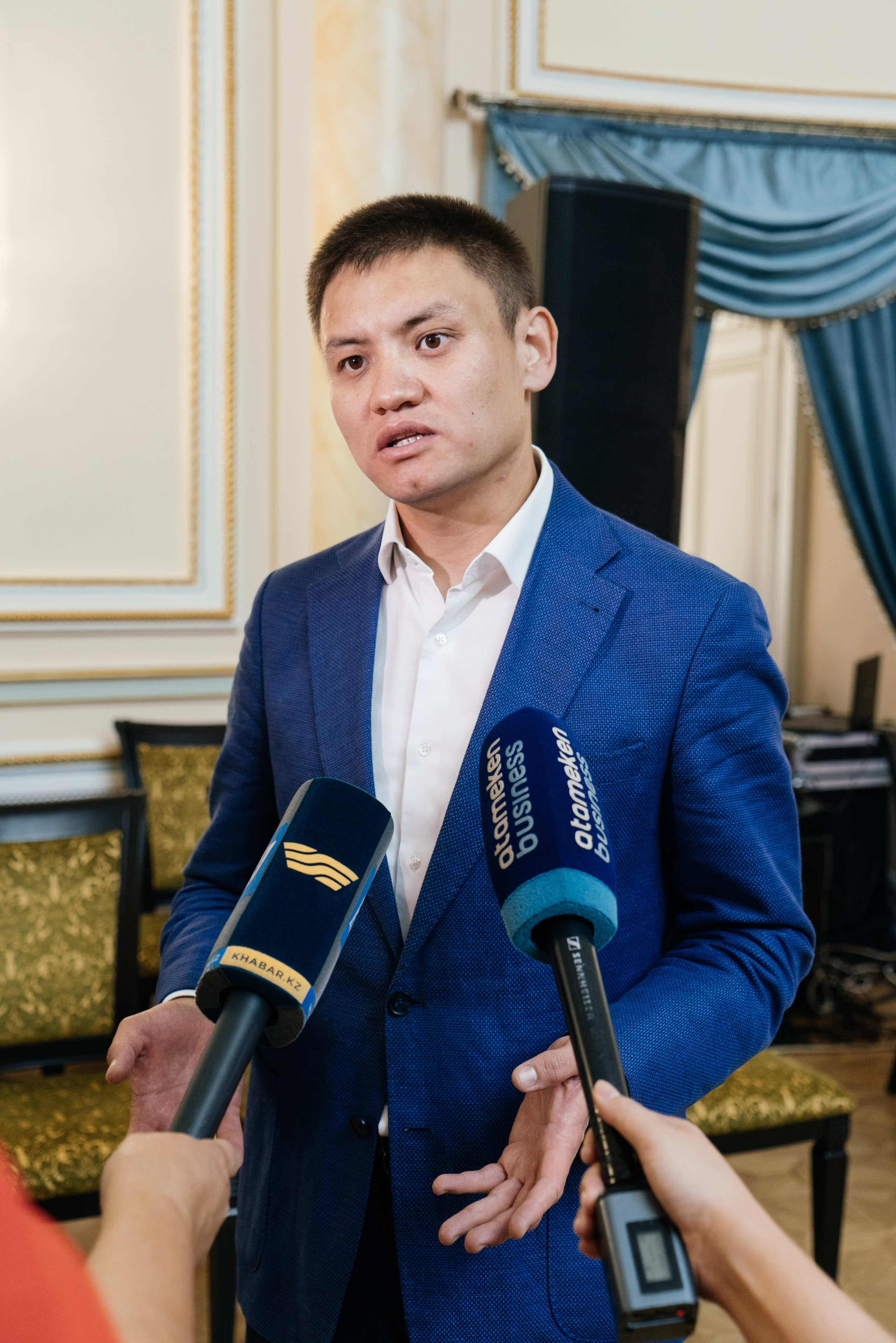 Круглый стол. Свадебный фотограф алматы Шожебаев Кайрат