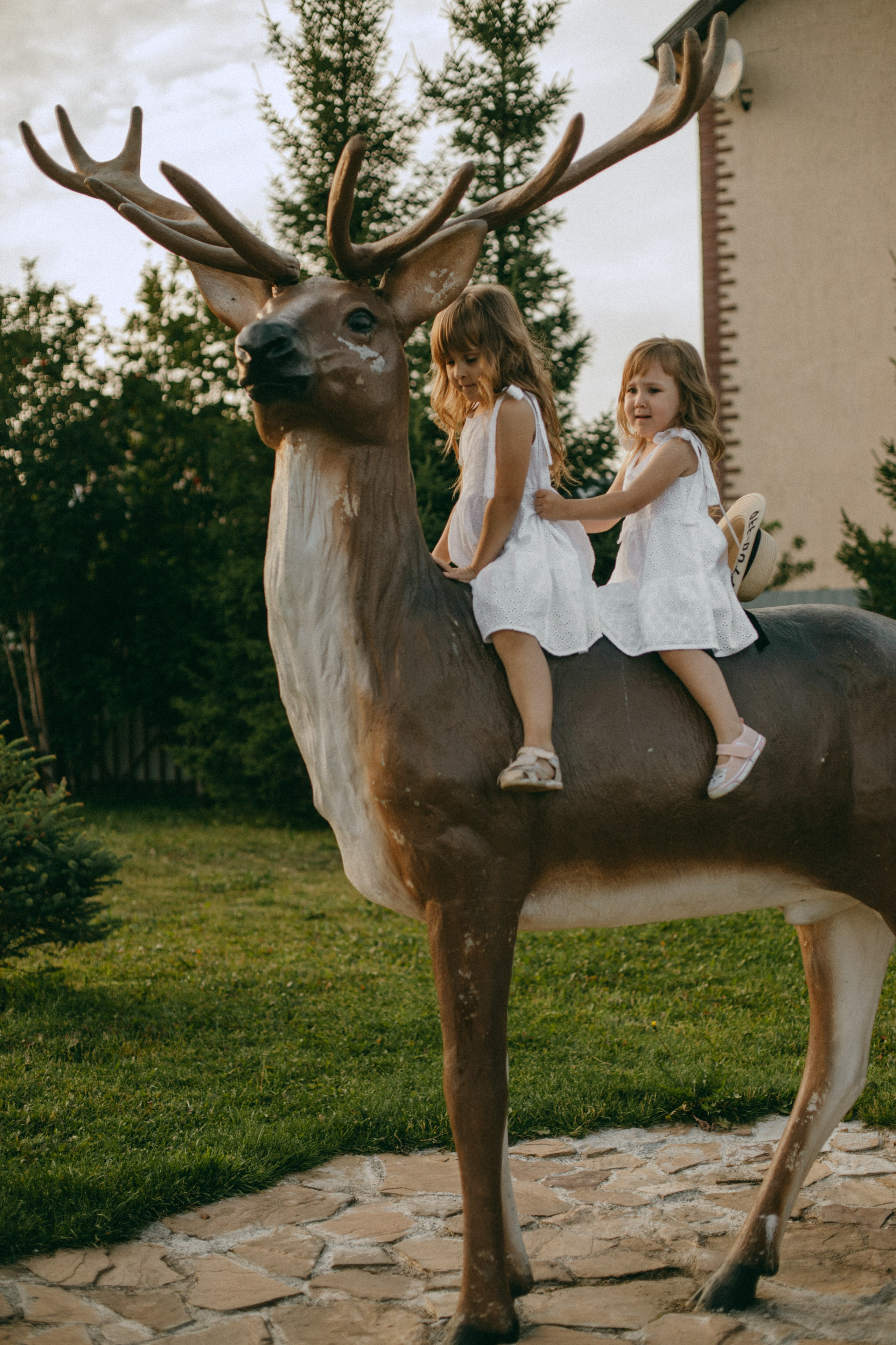 Эмма и Влада на летней прогулке с мамой. Фотограф Наталья Кургина Слюдянка Иркутск