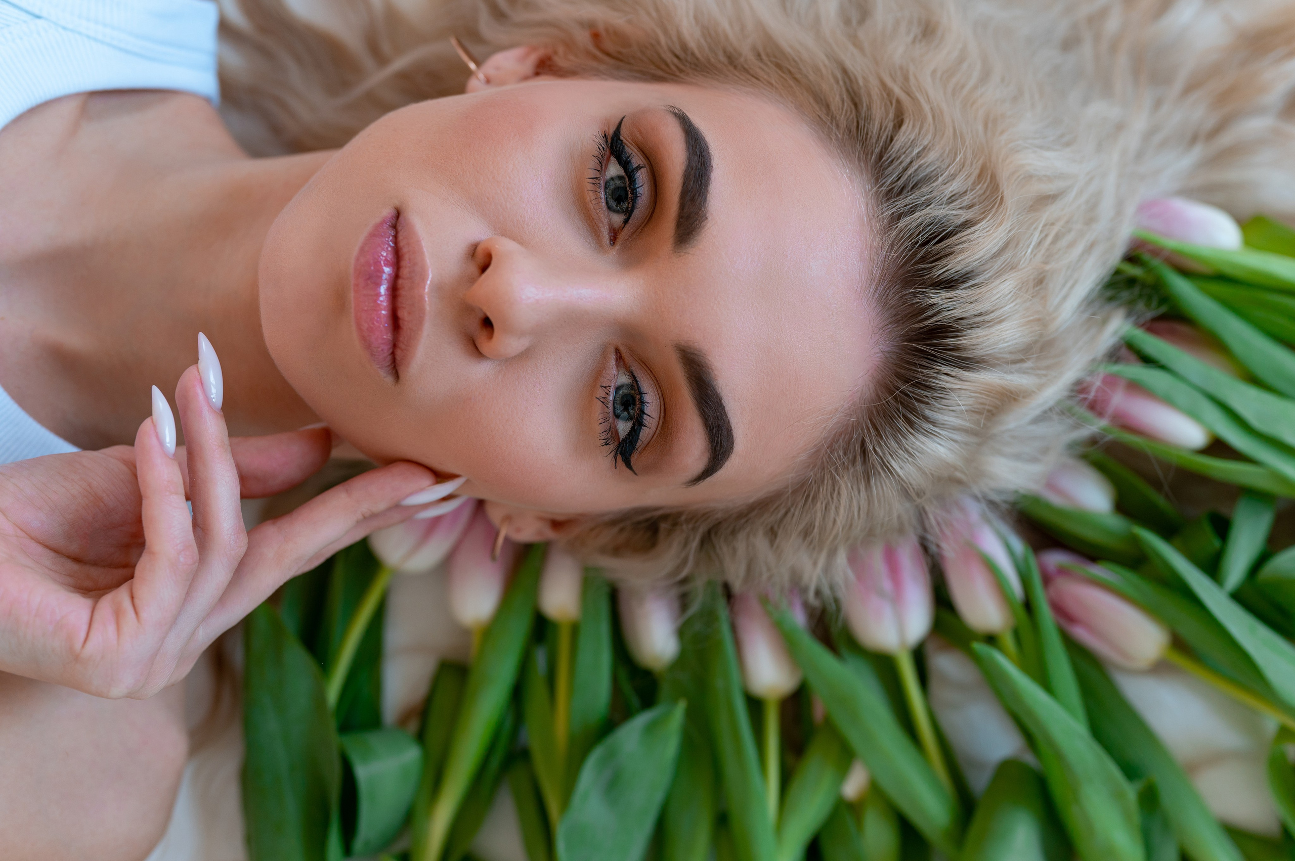 С тюльпанами. Портретный и будуарный фотограф в Воронеже. Игорь Бабичев