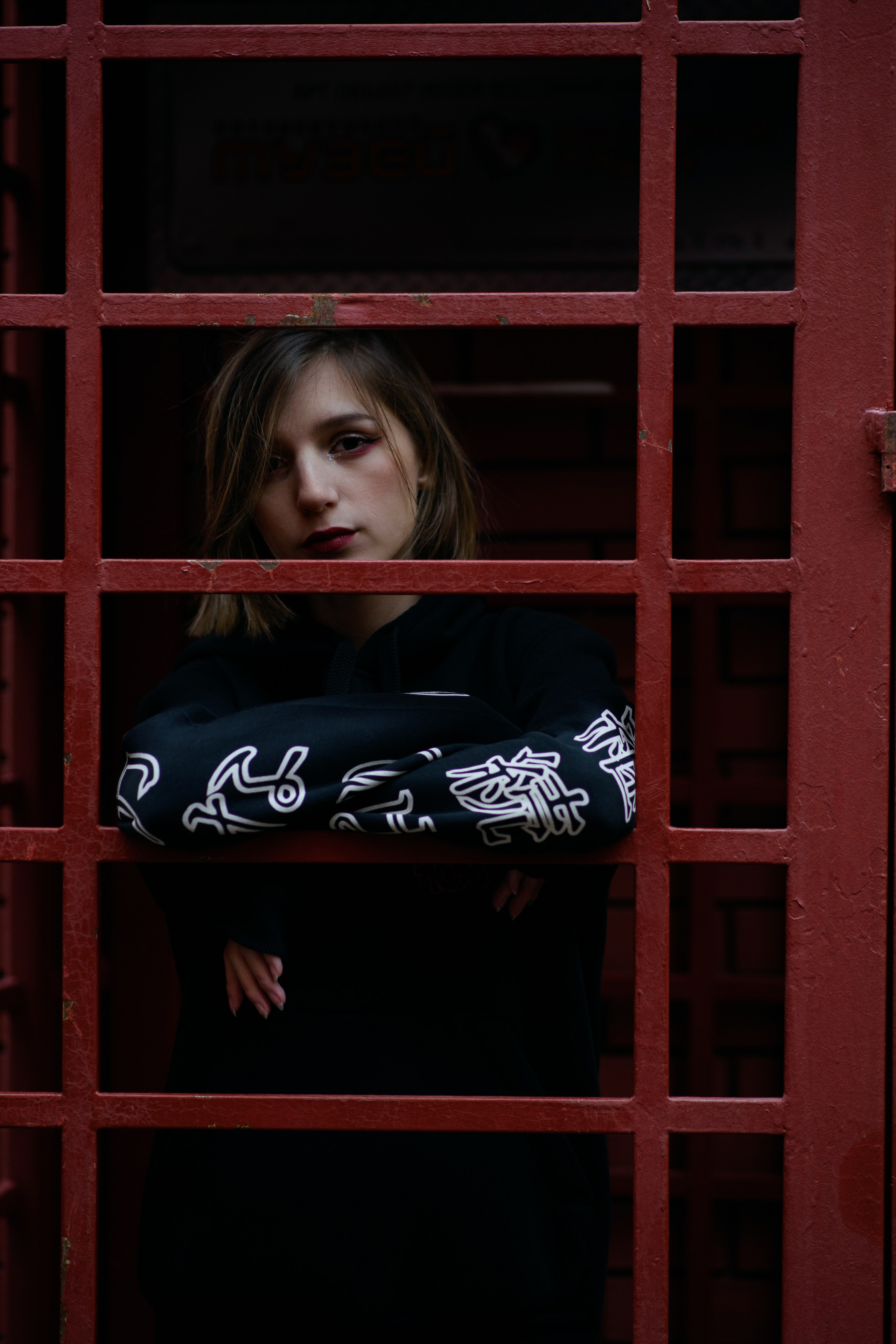 Фотосессия на 18тилетие на территории Красного октября в черной толстовке, крупный план мрачное настроение