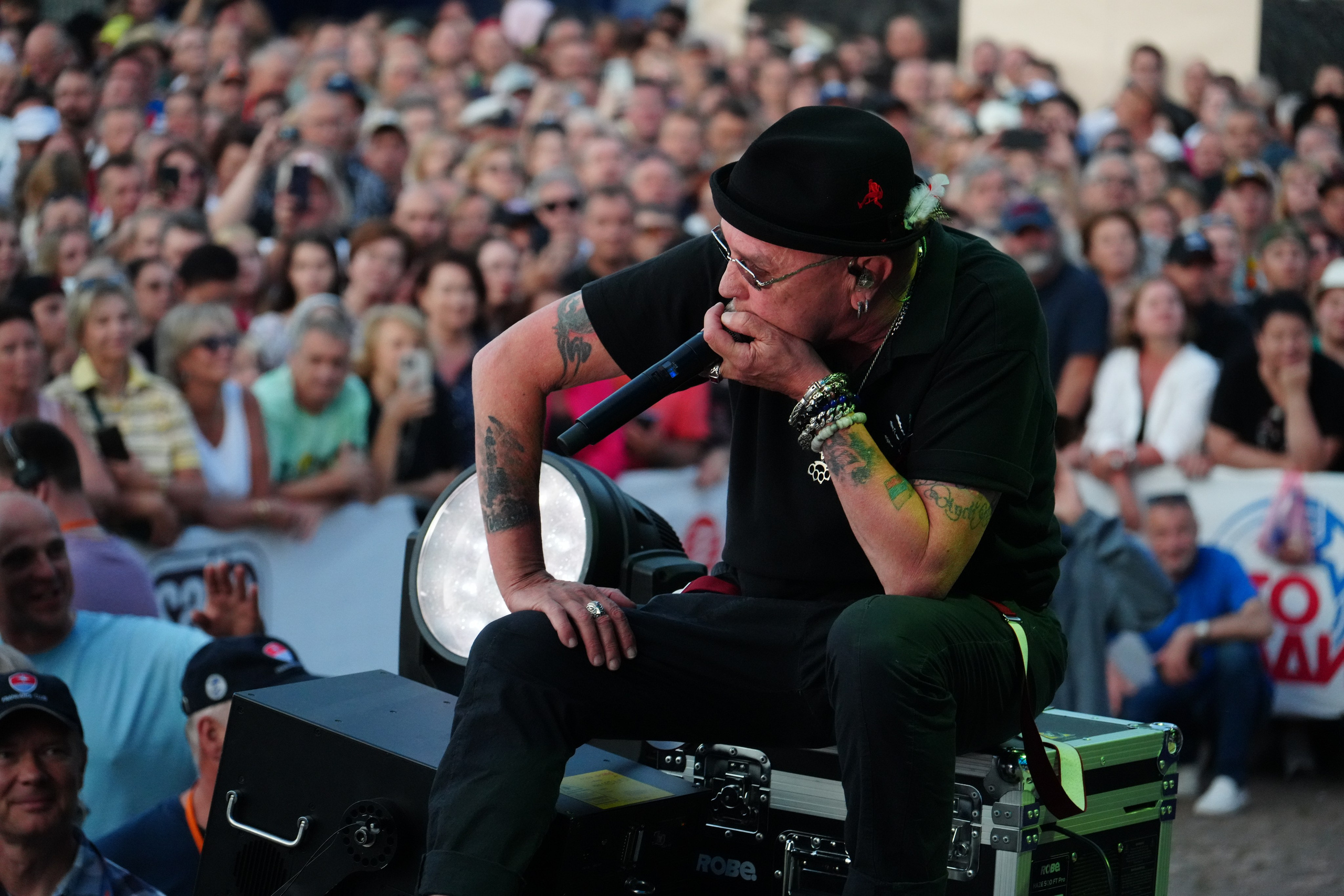 Яркое настроение лета на Балтик ралли: байкеры собираются у сцены на концерте рок-исполнителя Гарика Сукачева