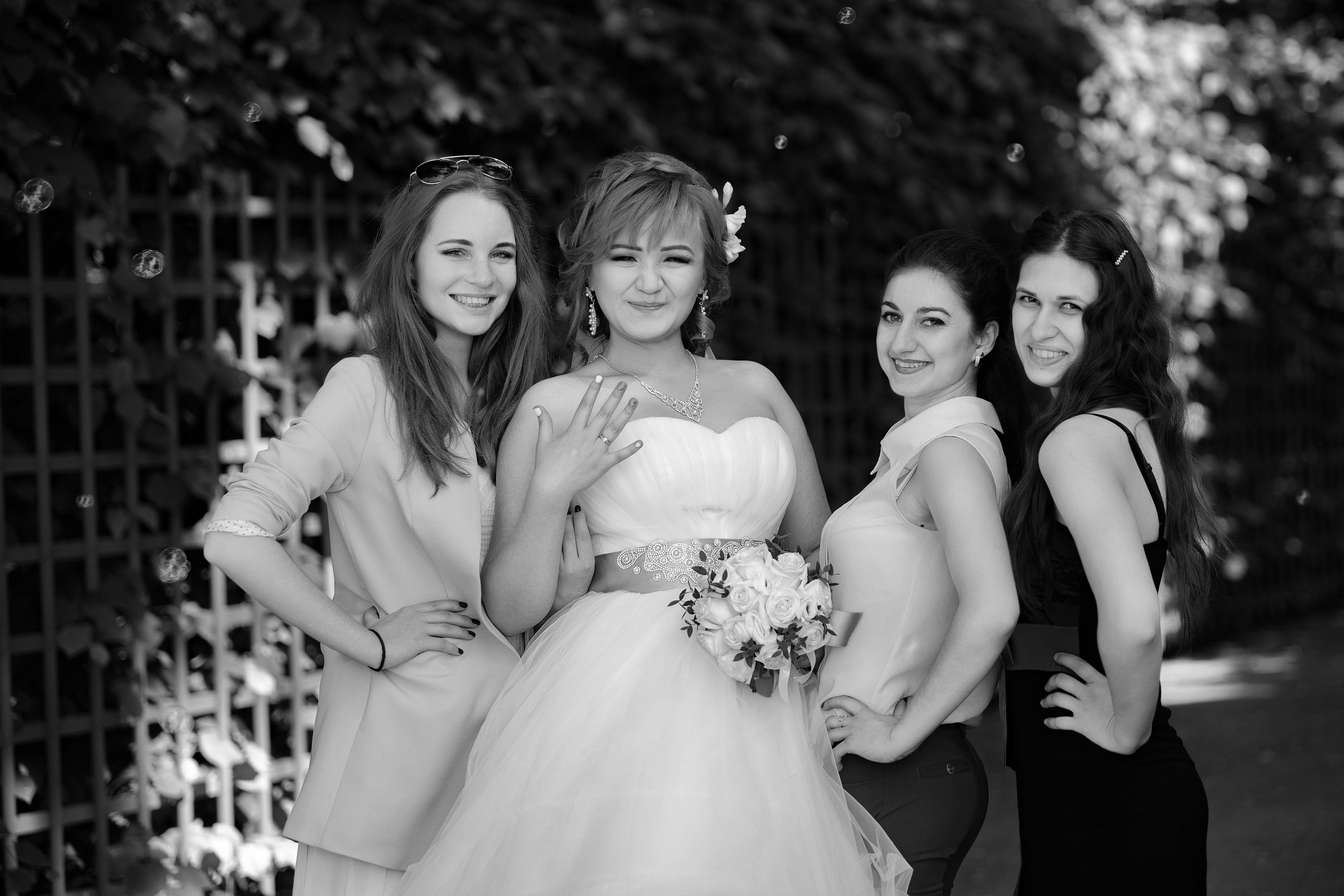 Черно белая свадебная фотография в парке, невеста с подружками.