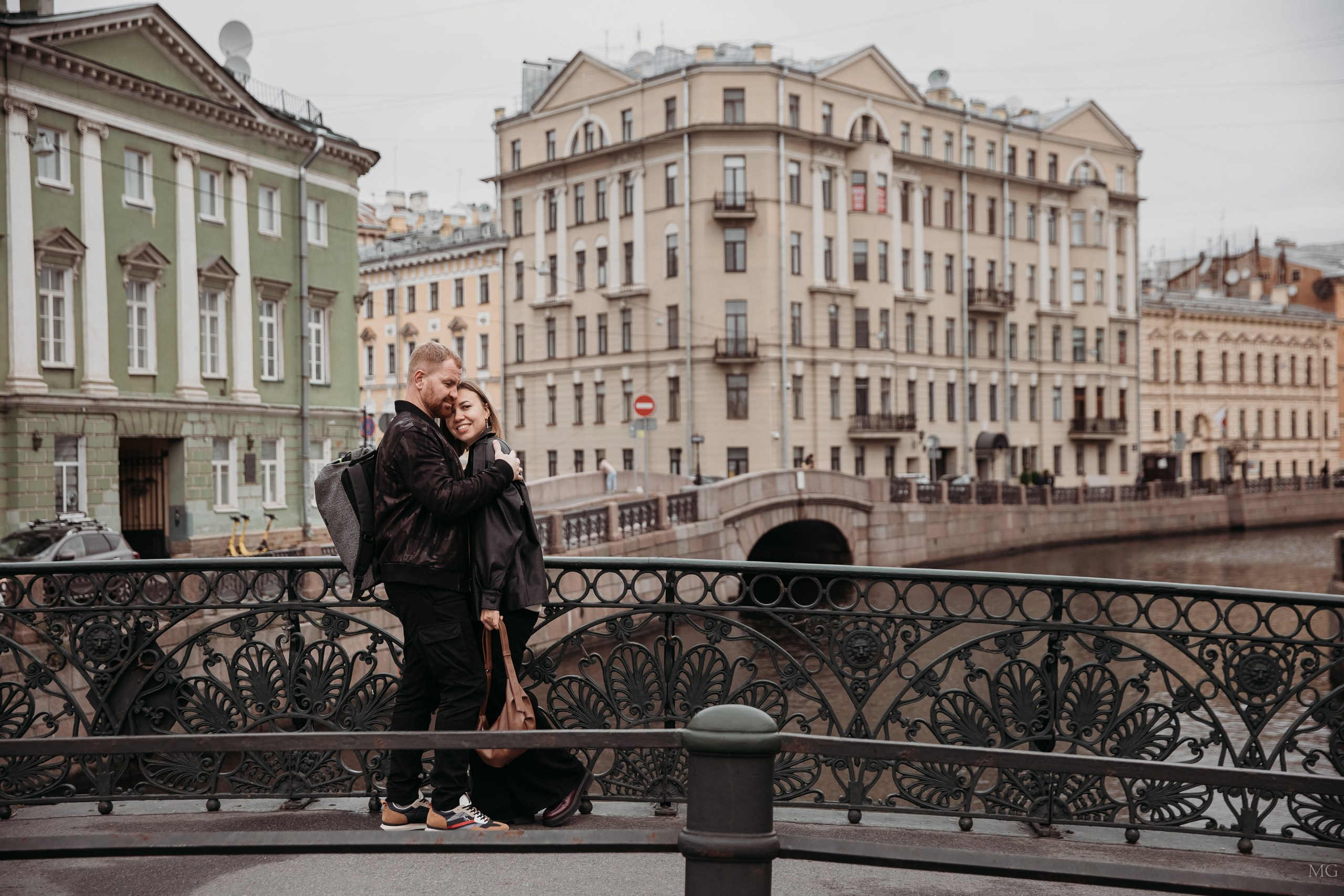 Таня и Саша фотопрогулка во дворах Питера. Маша Гонтарь Семейный домашний репортажный фотограф в Санкт-Петербурге