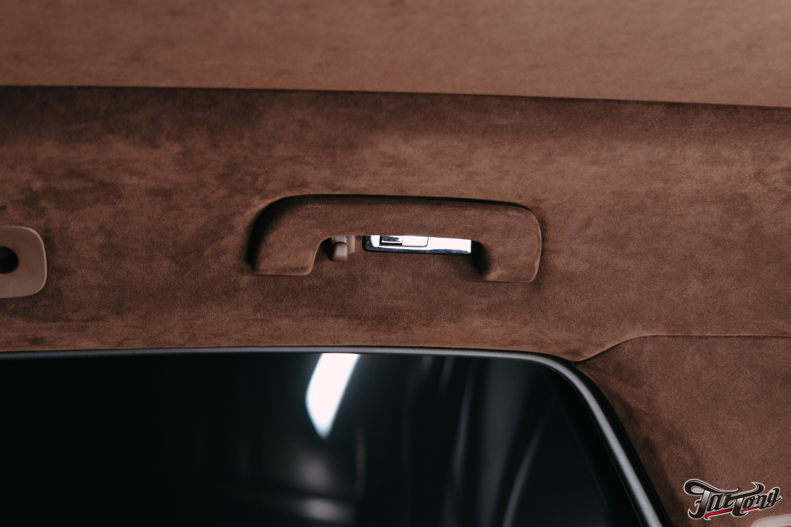 Porsche Сayenne пошив потолка в коричневую алькантару. DeLorein