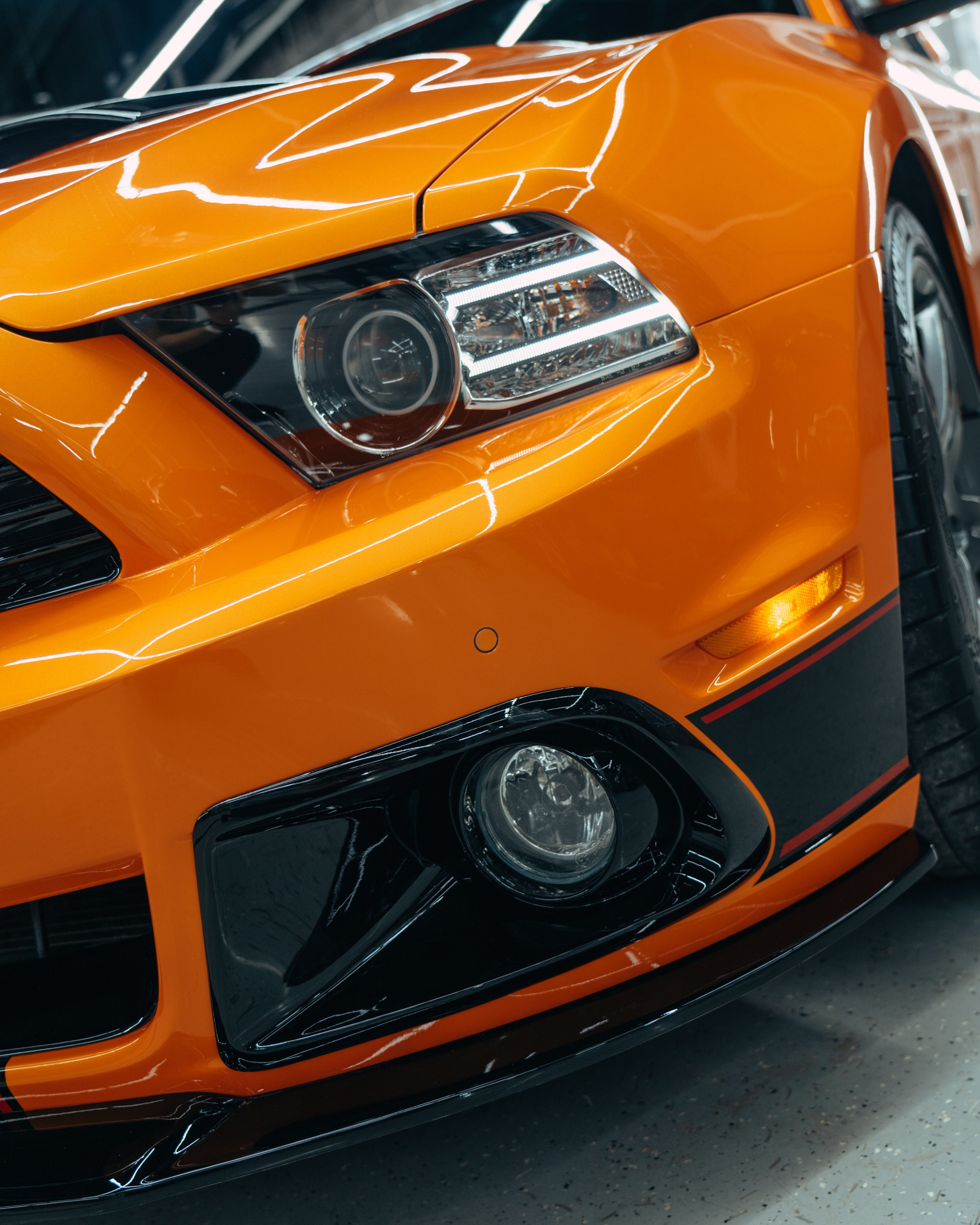 Ford Mustang Roush оранжевый окрас кузова и выкрас полос. DeLorein