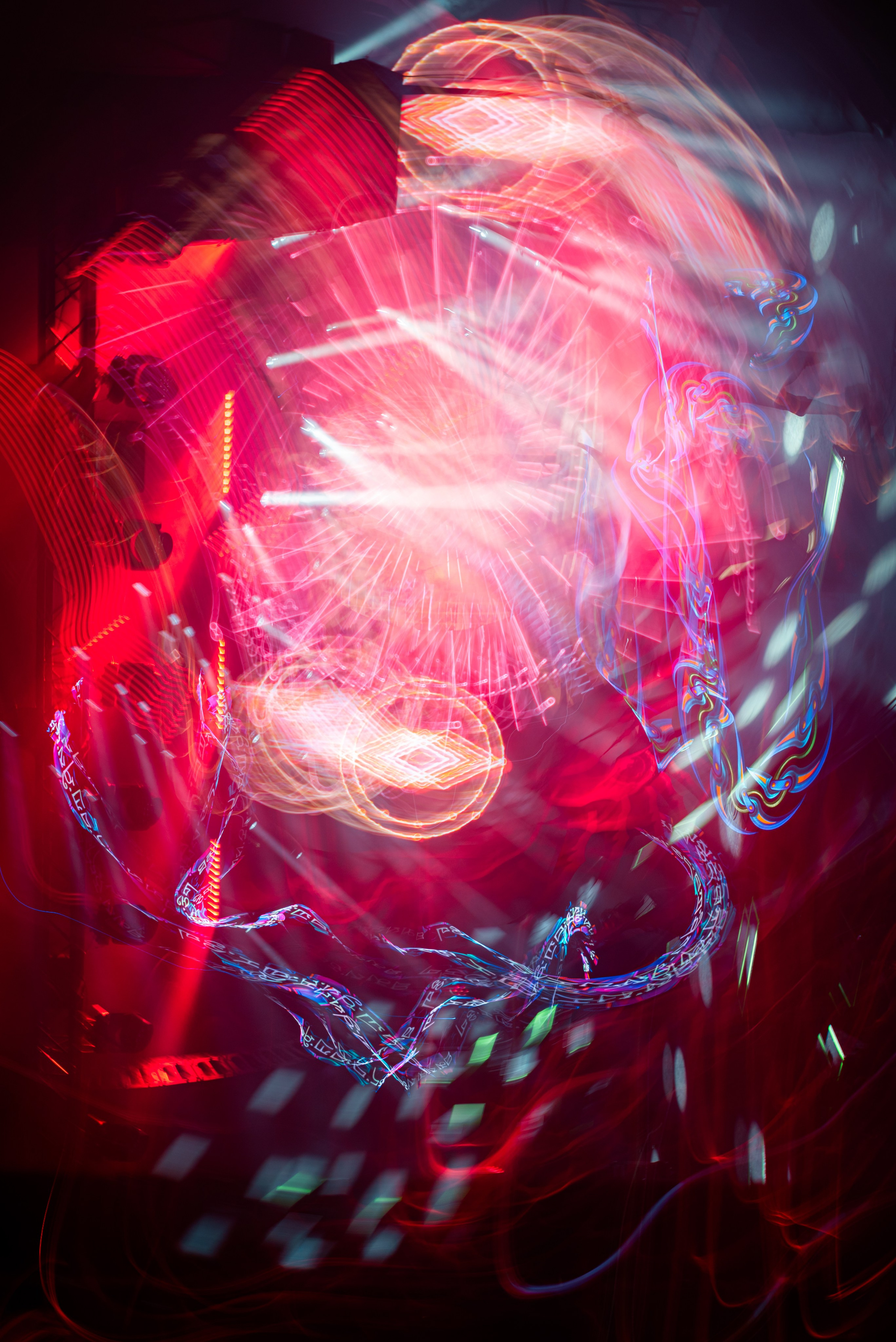 Концерт, фотография на длинной выдержке, движения и свет от прожекторов смазываются, образуя сложный рисунок